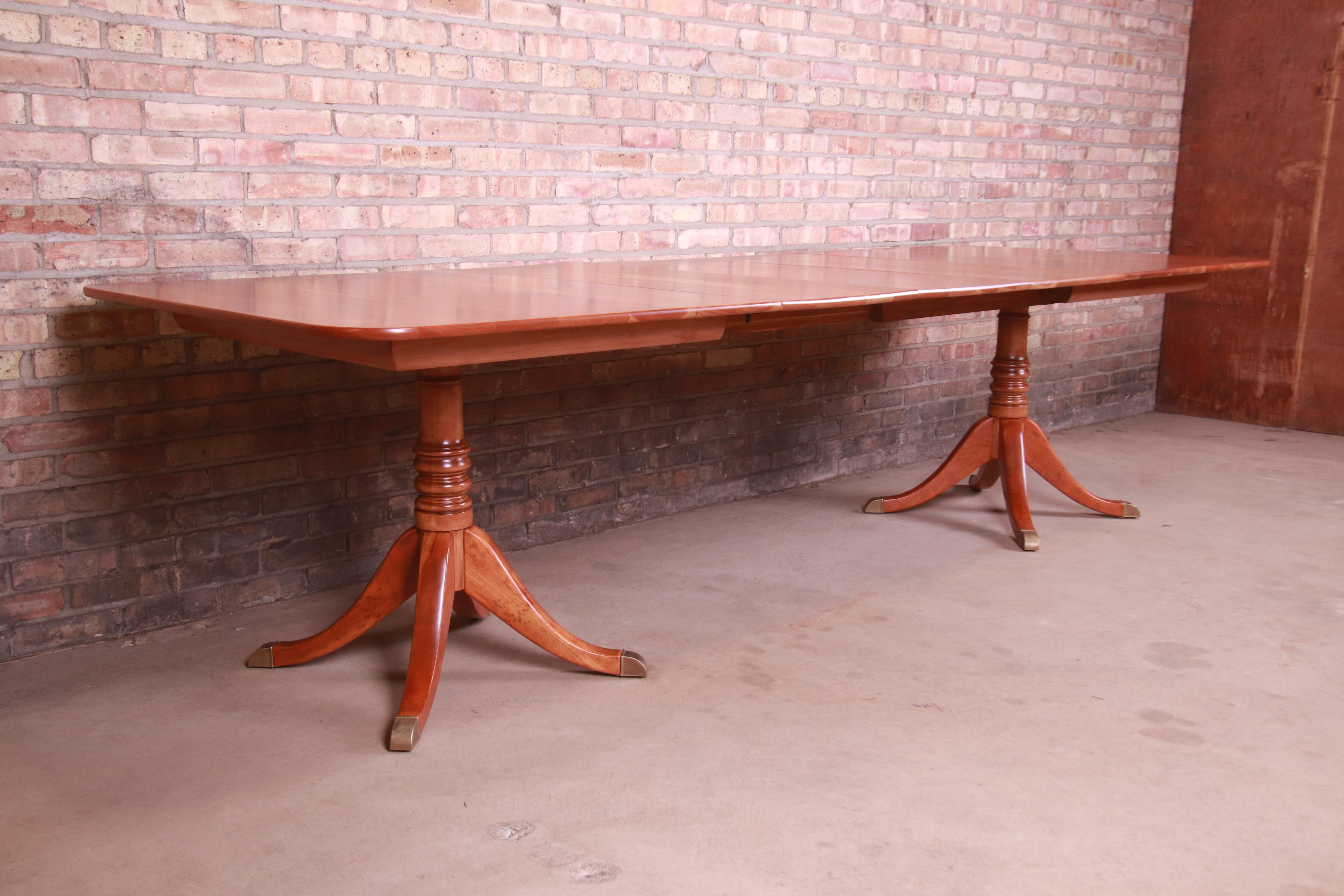Laiton Table de salle à manger à double piédestal en bois de cerisier de style géorgien Stickley, nouvellement revernie en vente