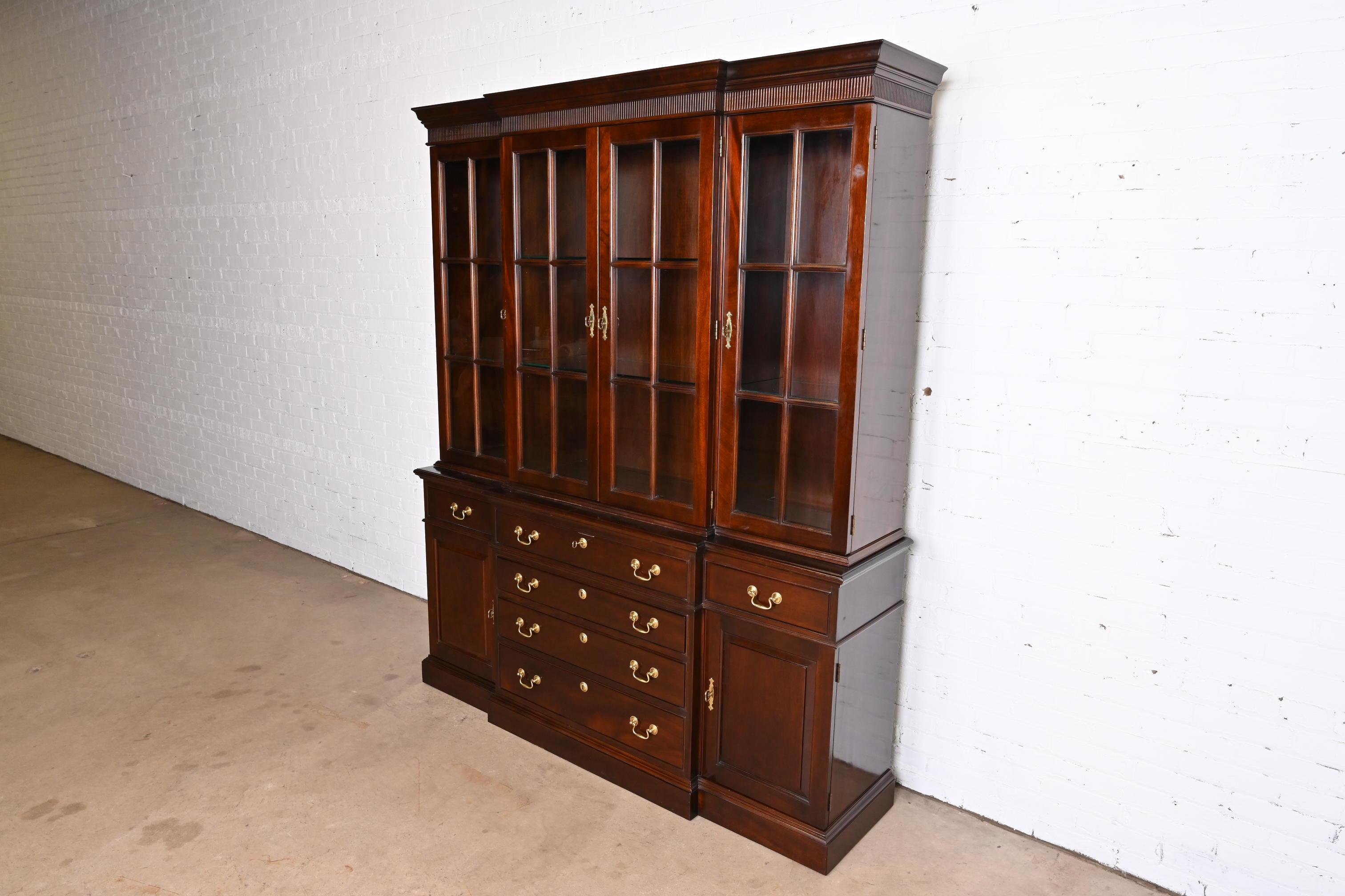 A beautiful Georgian style lighted breakfront bookcase cabinet or china cabinet

By L. & J.G. Stickley

USA, Circa 1980s

Carved cherry wood, with glass front doors, and original brass hardware. Cabinet locks, and original key is