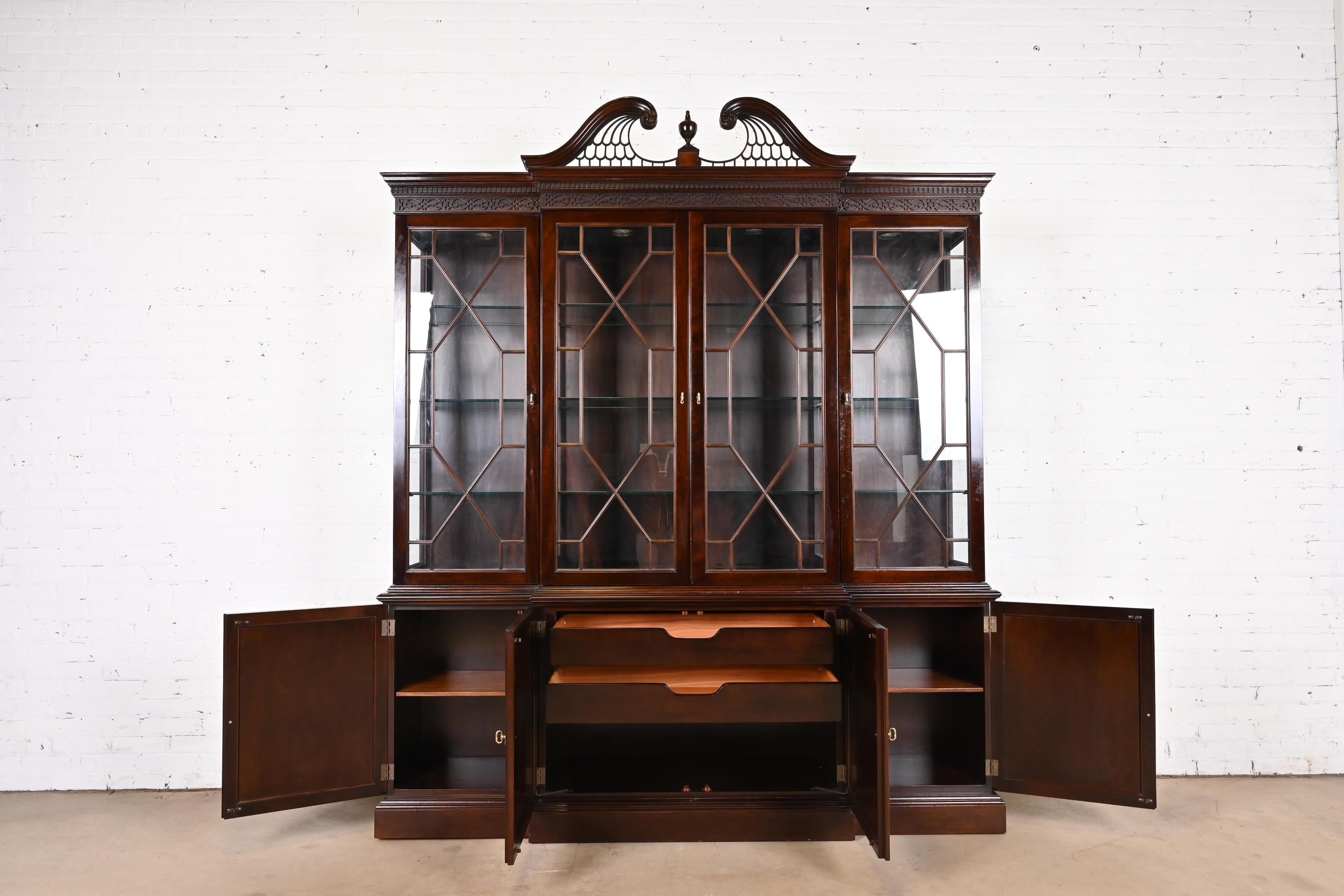 Stickley Georgian Flame Mahogany Lighted Breakfront Bookcase Cabinet en vente 3