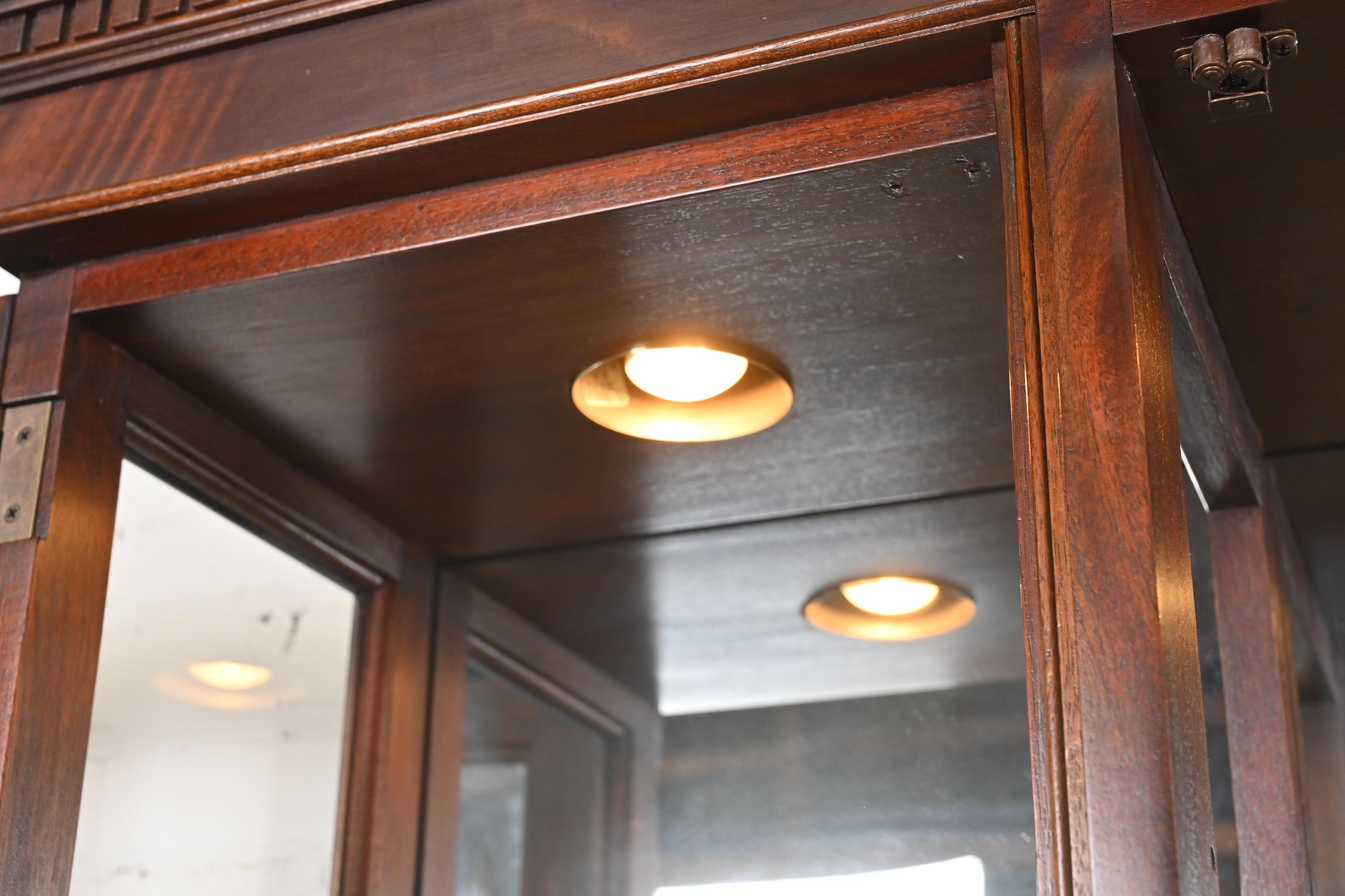 Stickley Armadio libreria a ribalta con fiamma georgiana in mogano illuminato in vendita 3