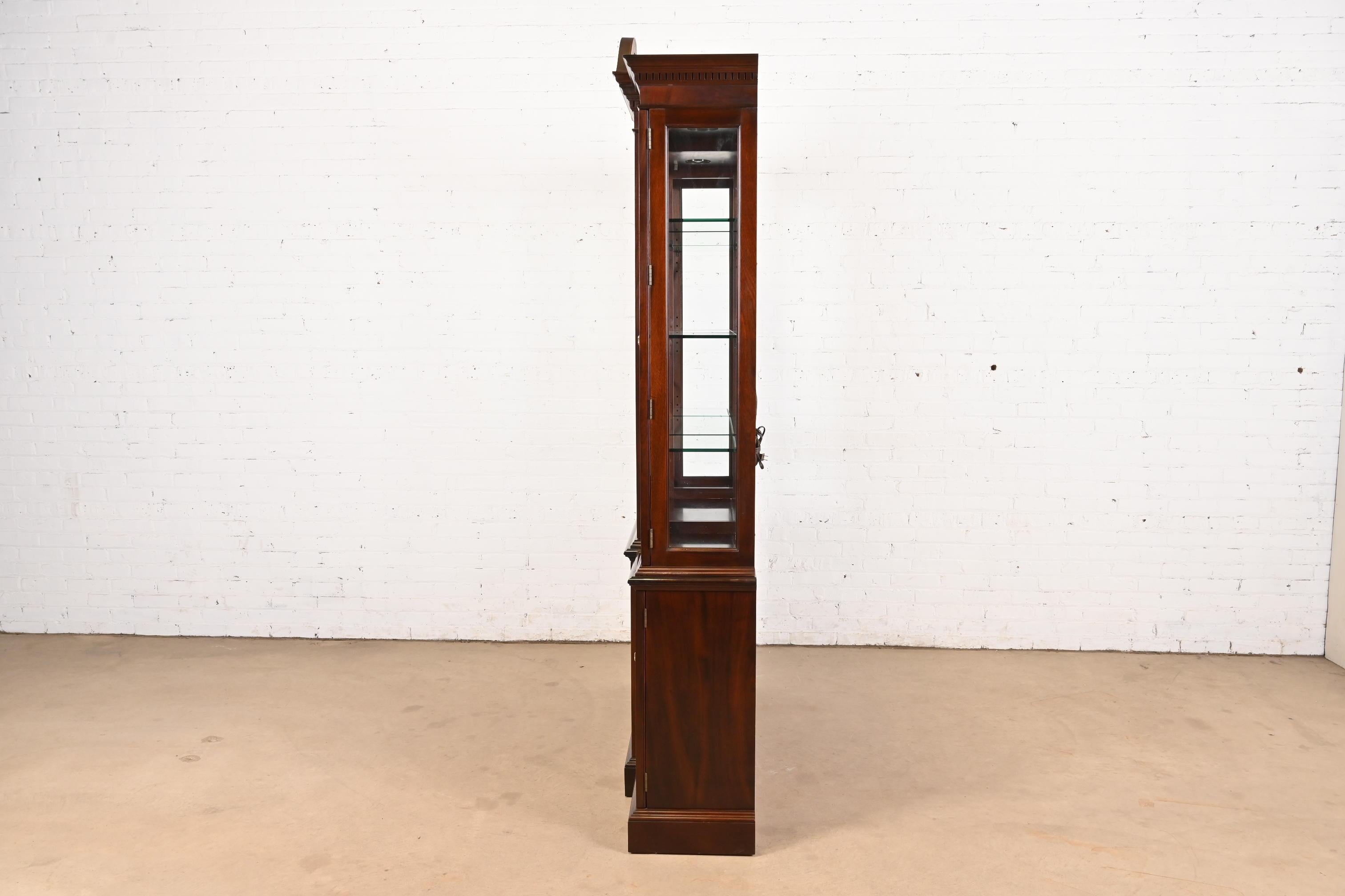 Stickley Armadio libreria a ribalta con fiamma georgiana in mogano illuminato in vendita 4