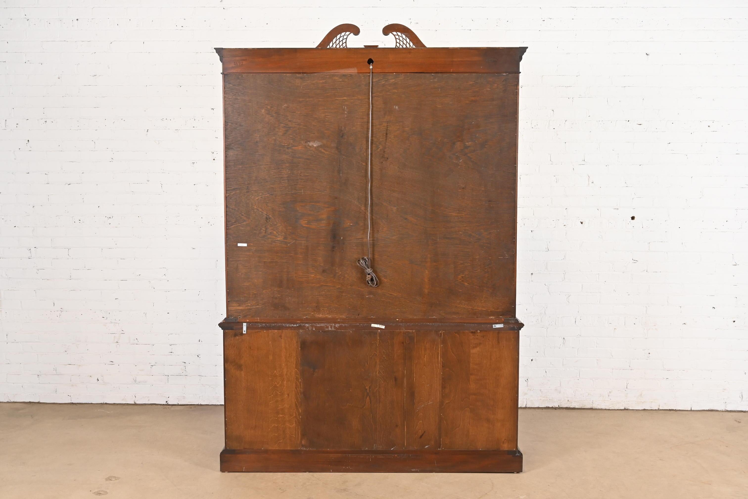 Stickley Armadio libreria a ribalta con fiamma georgiana in mogano illuminato in vendita 5