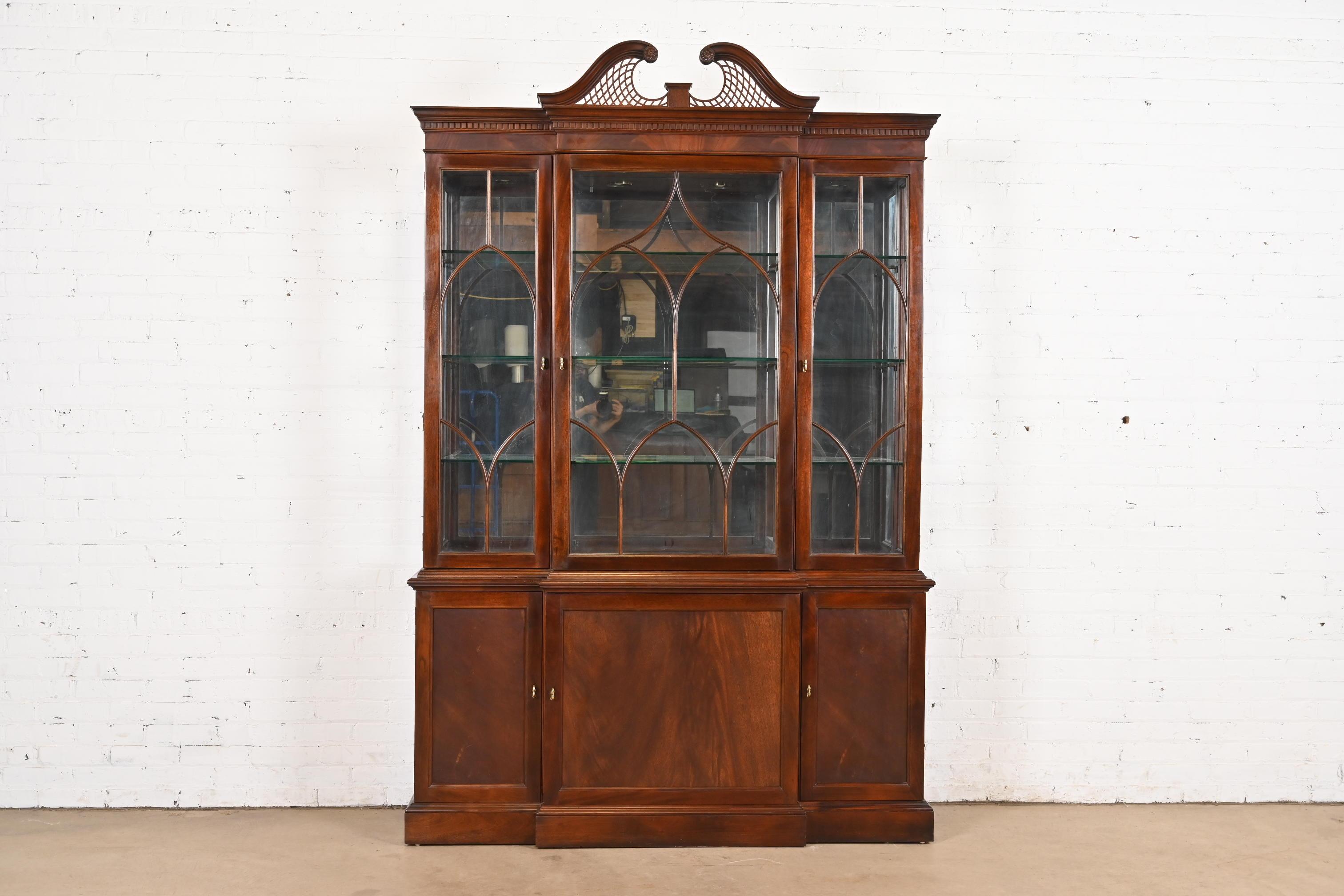 Un bellissimo mobile libreria o mobile da pranzo illuminato, in stile georgiano o Chippendale.

Da L. & G. J. Stickley

USA, circa anni '1980

Mogano intagliato a fiamma, con porte anteriori a bifora e ferramenta originale in ottone. I ripiani