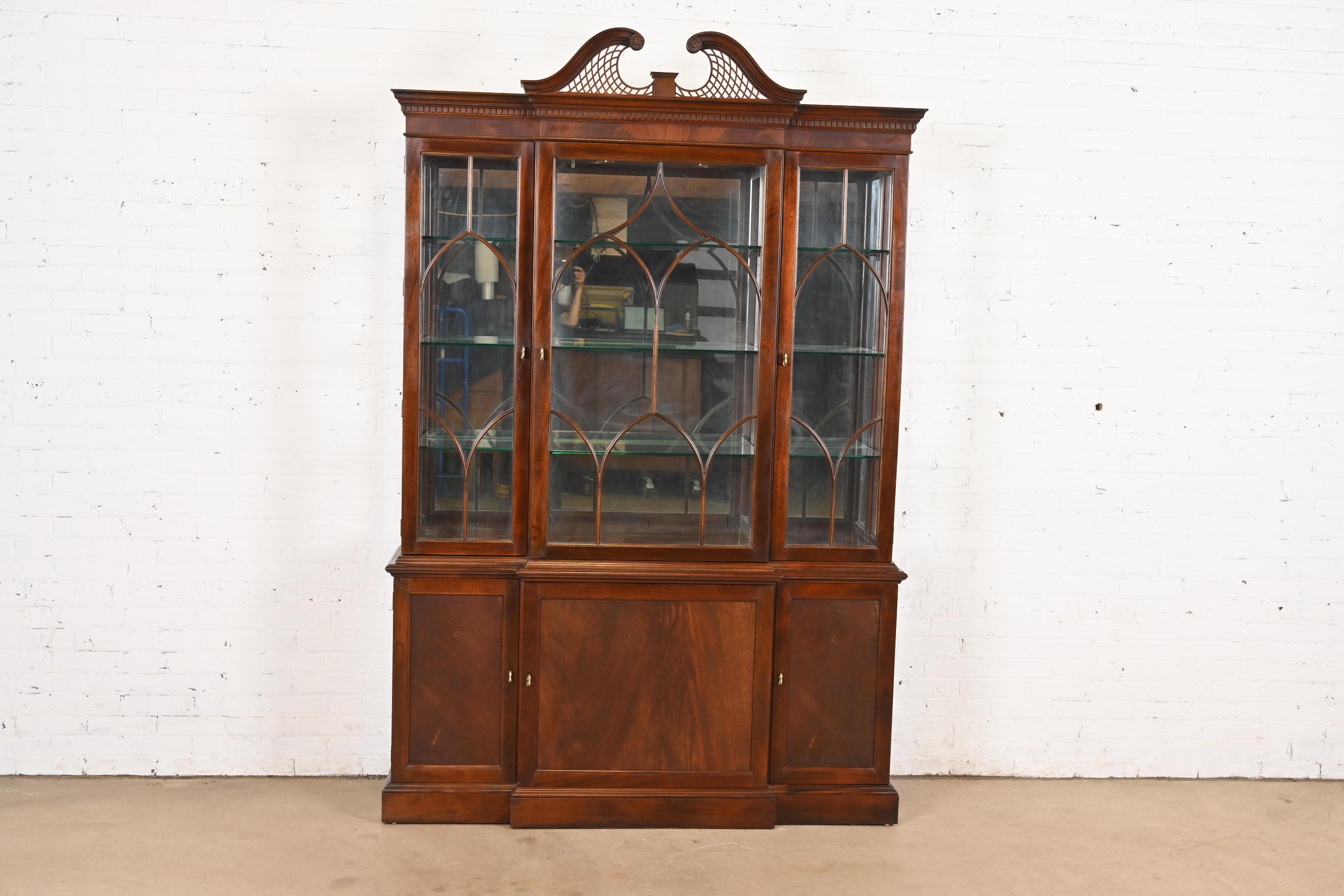 Georgiano Stickley Armadio libreria a ribalta con fiamma georgiana in mogano illuminato in vendita
