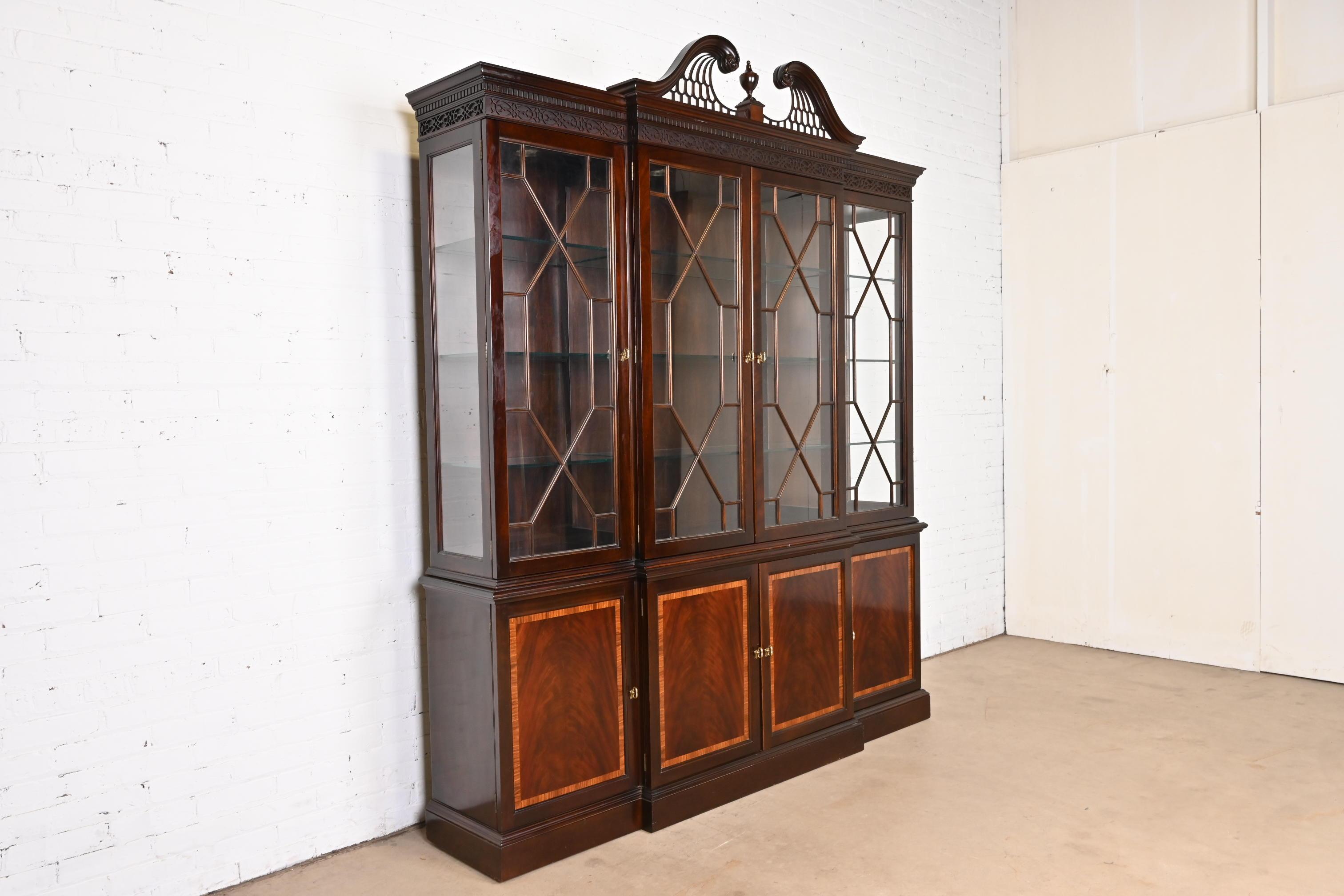 Stickley Georgian Flame Mahogany Lighted Breakfront Bookcase Cabinet In Good Condition For Sale In South Bend, IN