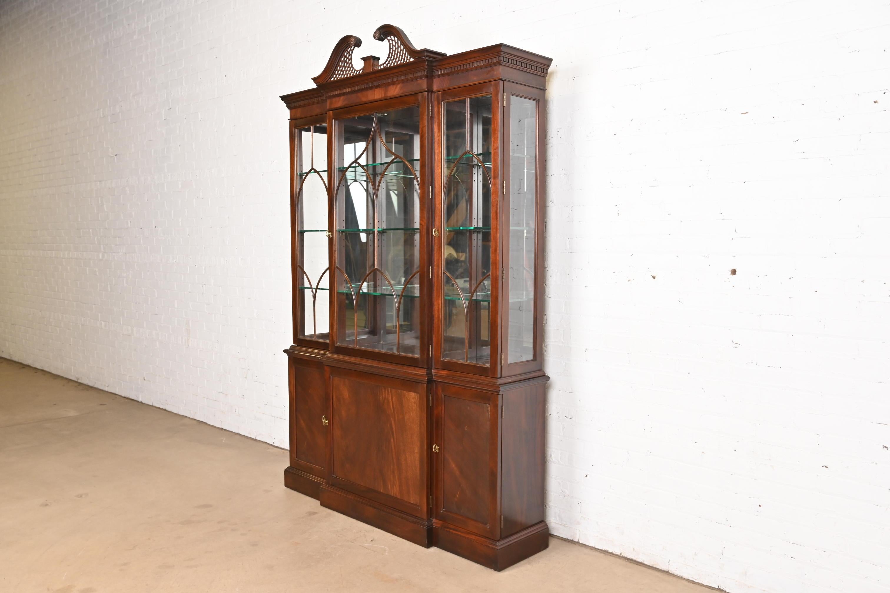 Americano Stickley Armadio libreria a ribalta con fiamma georgiana in mogano illuminato in vendita