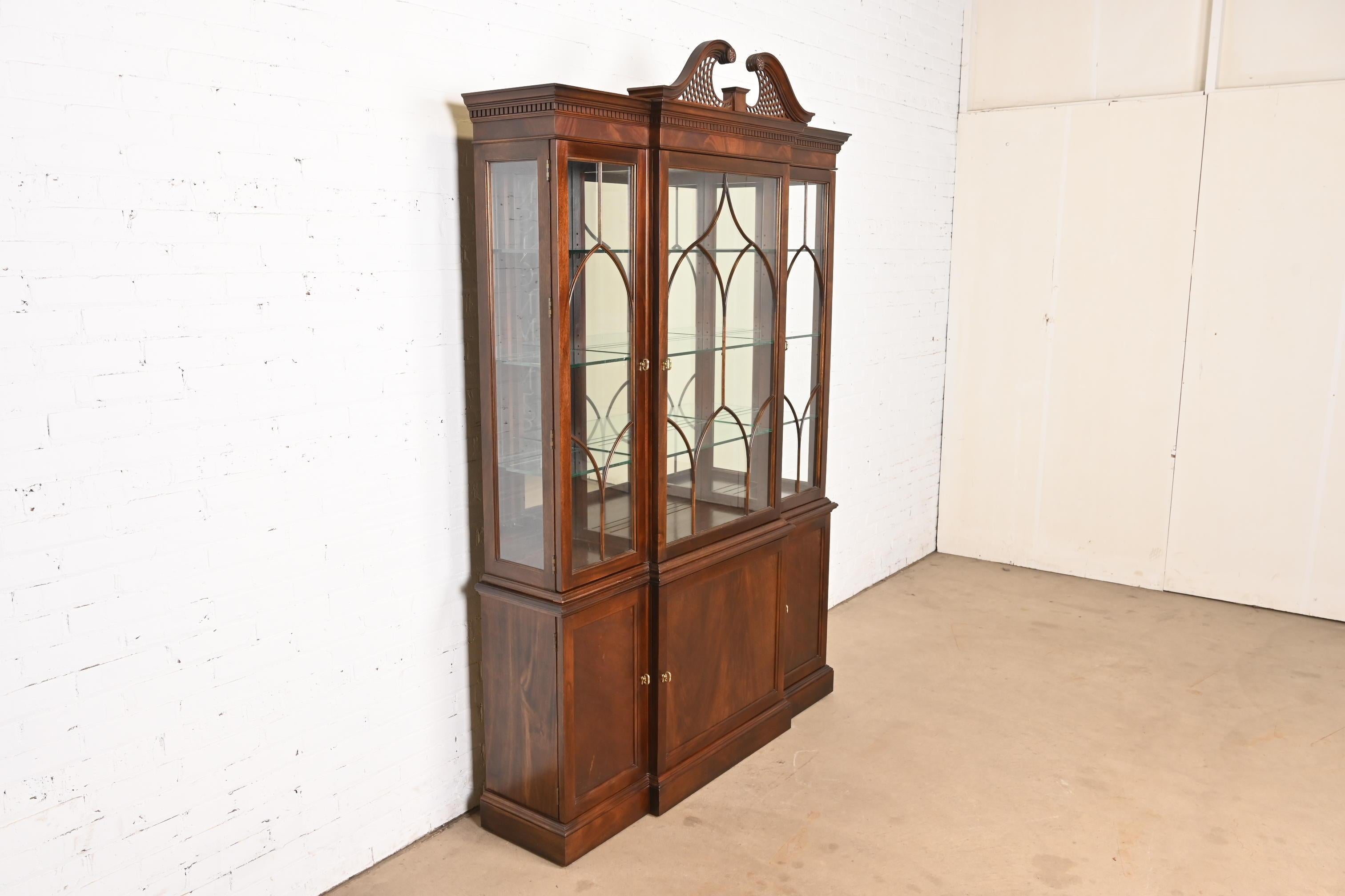 Stickley Armadio libreria a ribalta con fiamma georgiana in mogano illuminato In condizioni buone in vendita a South Bend, IN