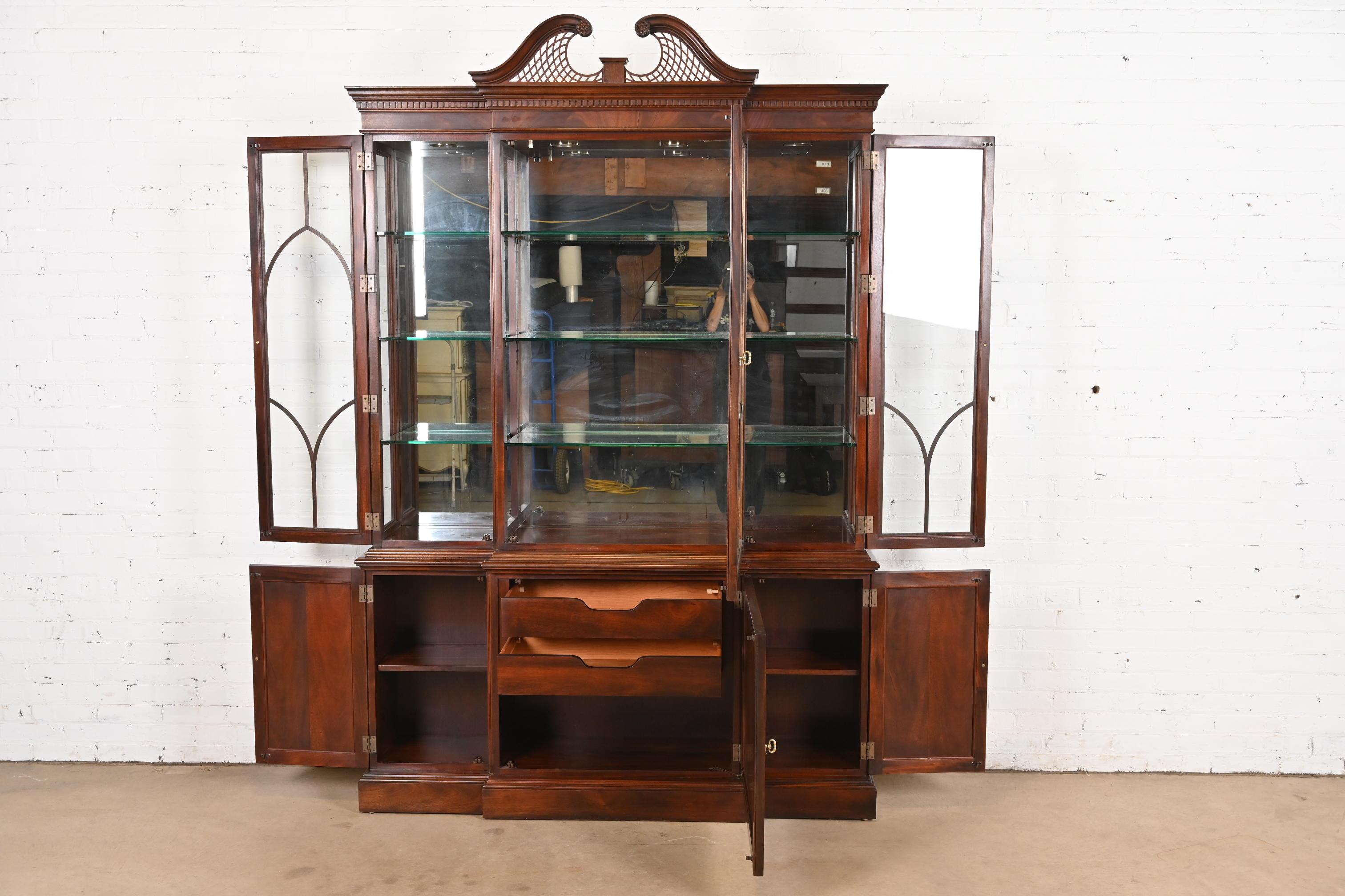 Fine XX secolo Stickley Armadio libreria a ribalta con fiamma georgiana in mogano illuminato in vendita