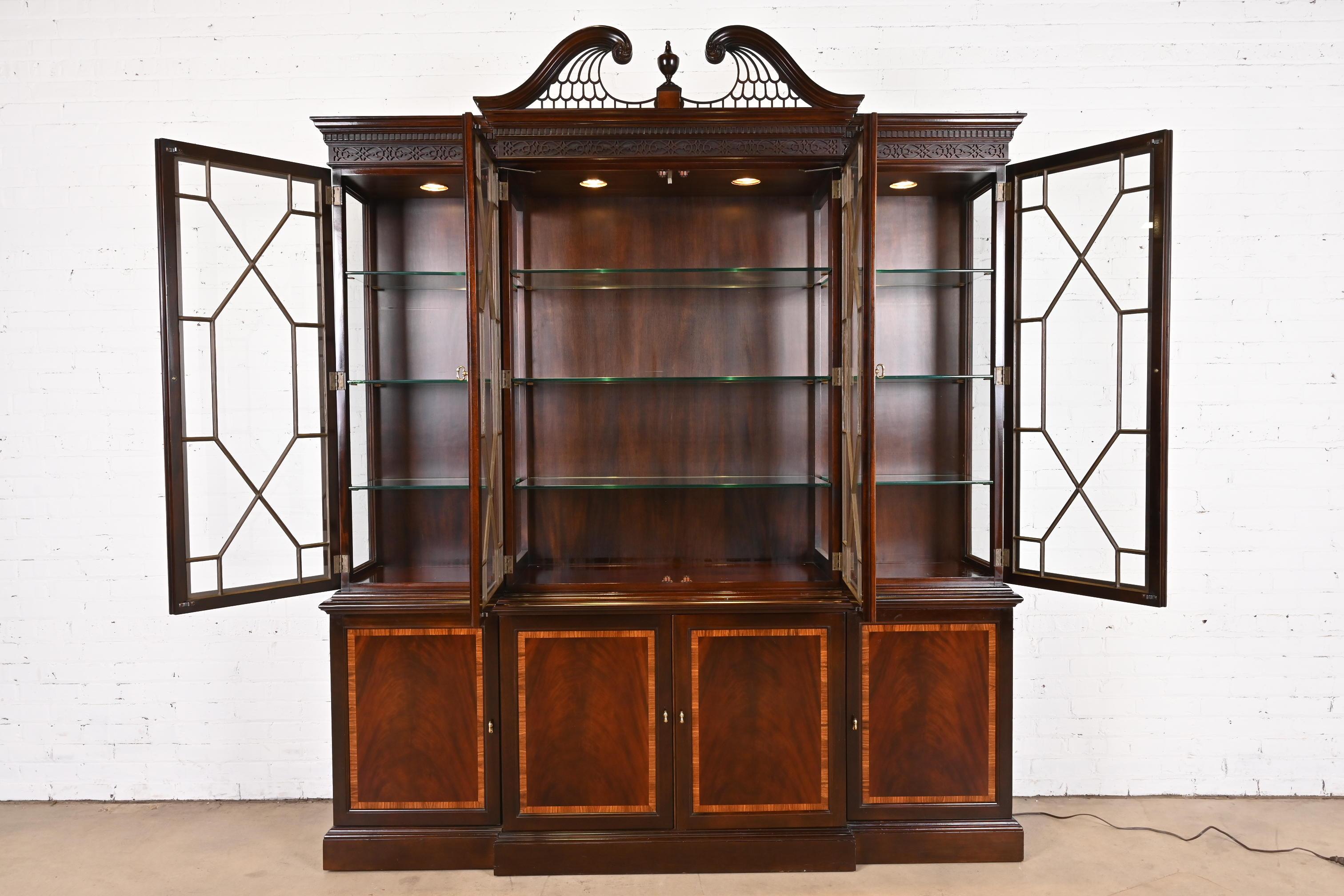 Stickley Georgian Flame Mahogany Lighted Breakfront Bookcase Cabinet en vente 1