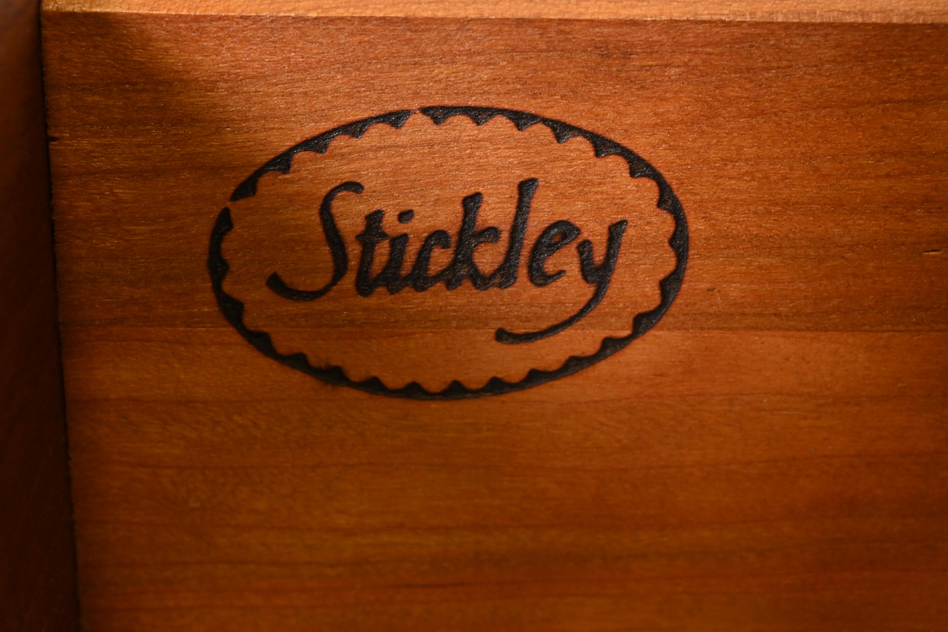 Stickley Armadio libreria a ribalta con fiamma georgiana in mogano illuminato in vendita 1