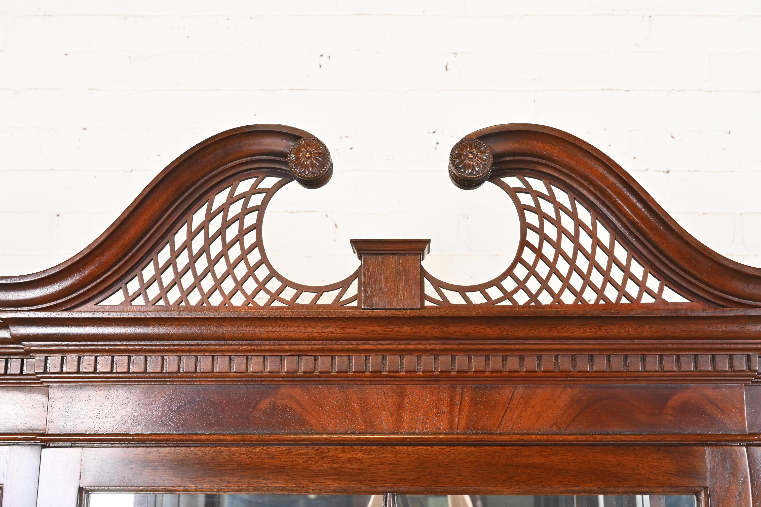 Stickley Armadio libreria a ribalta con fiamma georgiana in mogano illuminato in vendita 2