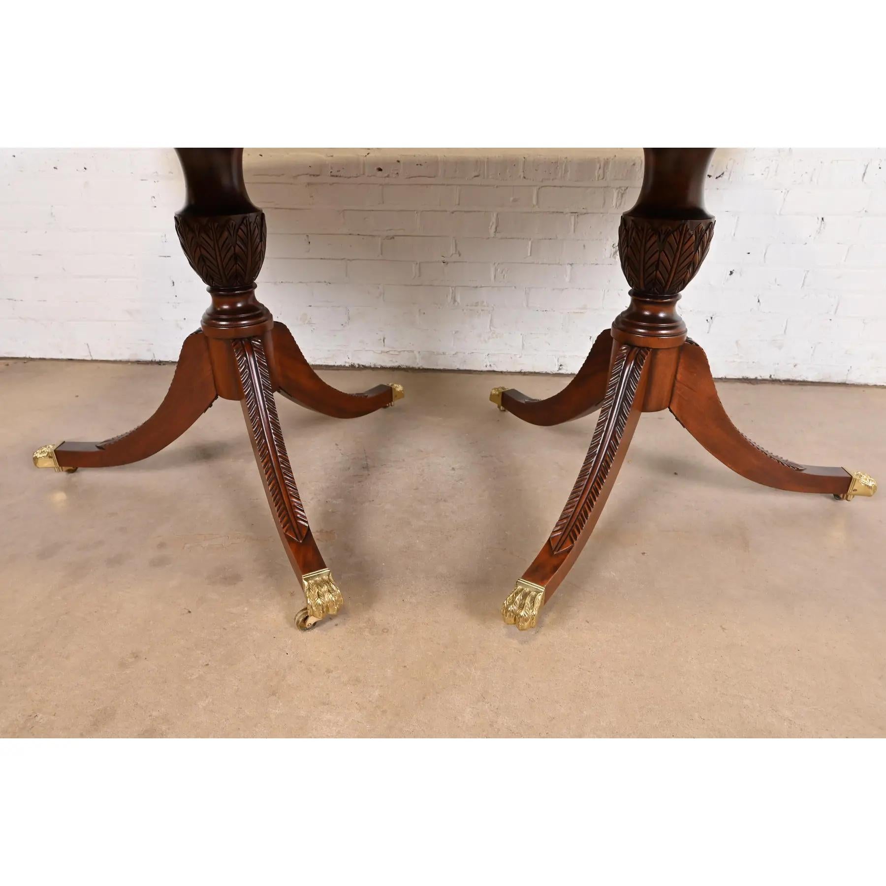 Table de salle à manger géorgienne Stickley à double piédestal, revernie en vente 3