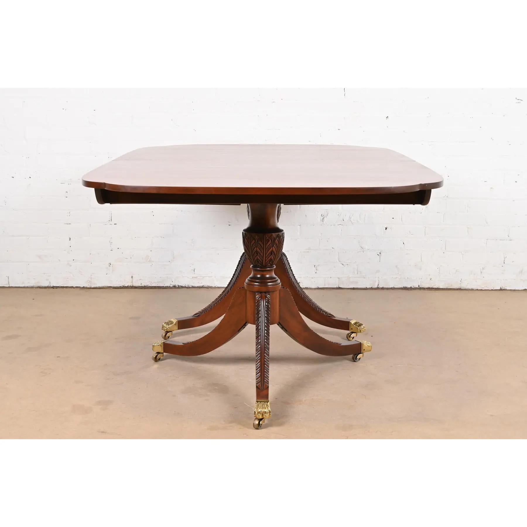 Table de salle à manger géorgienne Stickley à double piédestal, revernie en vente 4