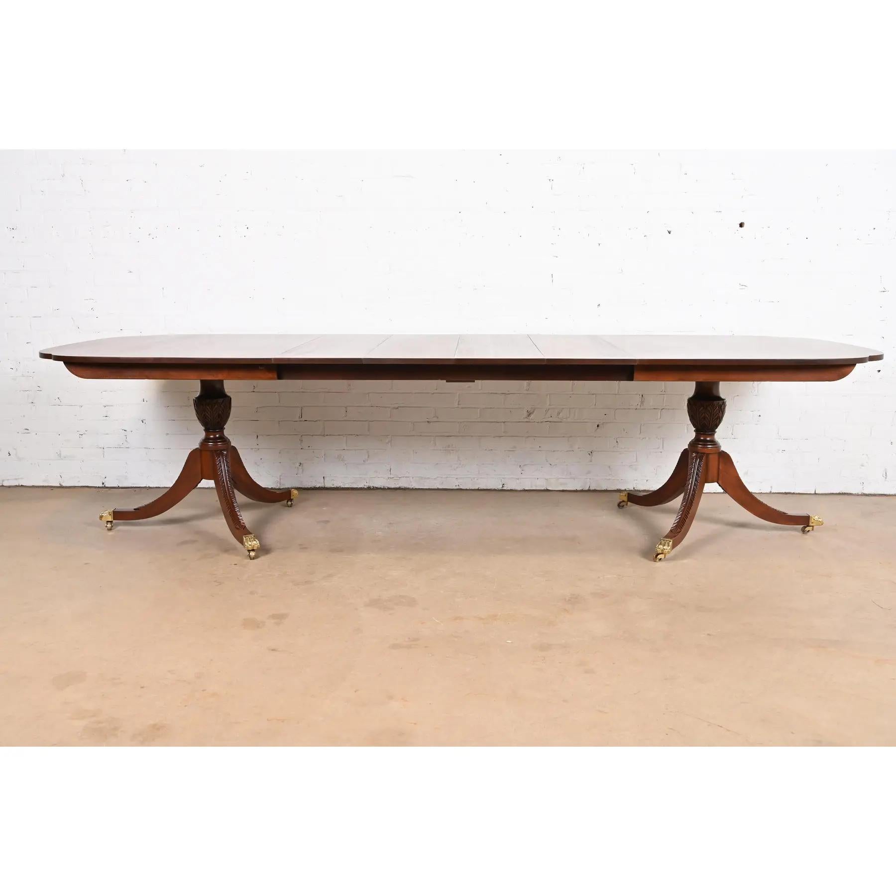 Georgien Table de salle à manger géorgienne Stickley à double piédestal, revernie en vente