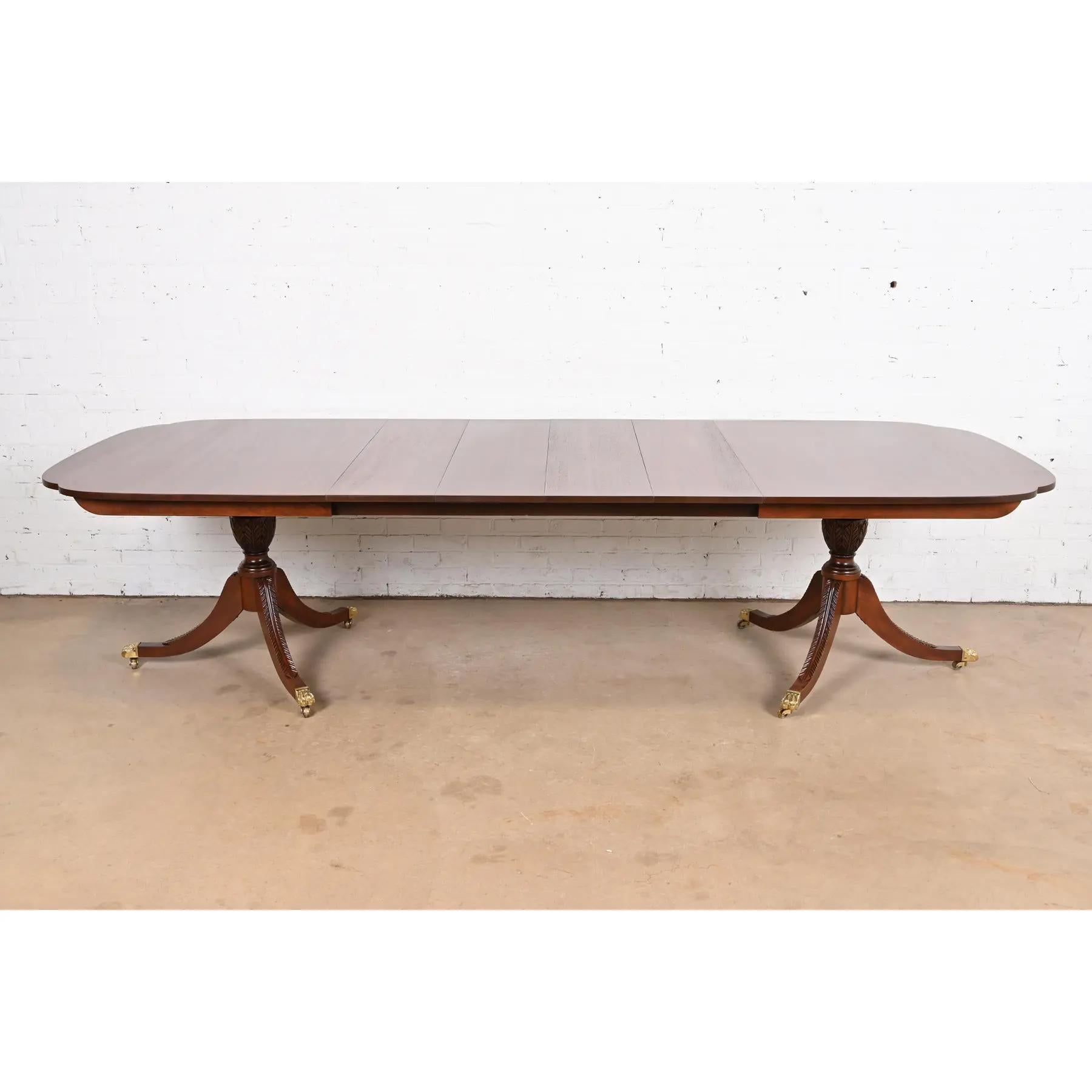 Américain Table de salle à manger géorgienne Stickley à double piédestal, revernie en vente