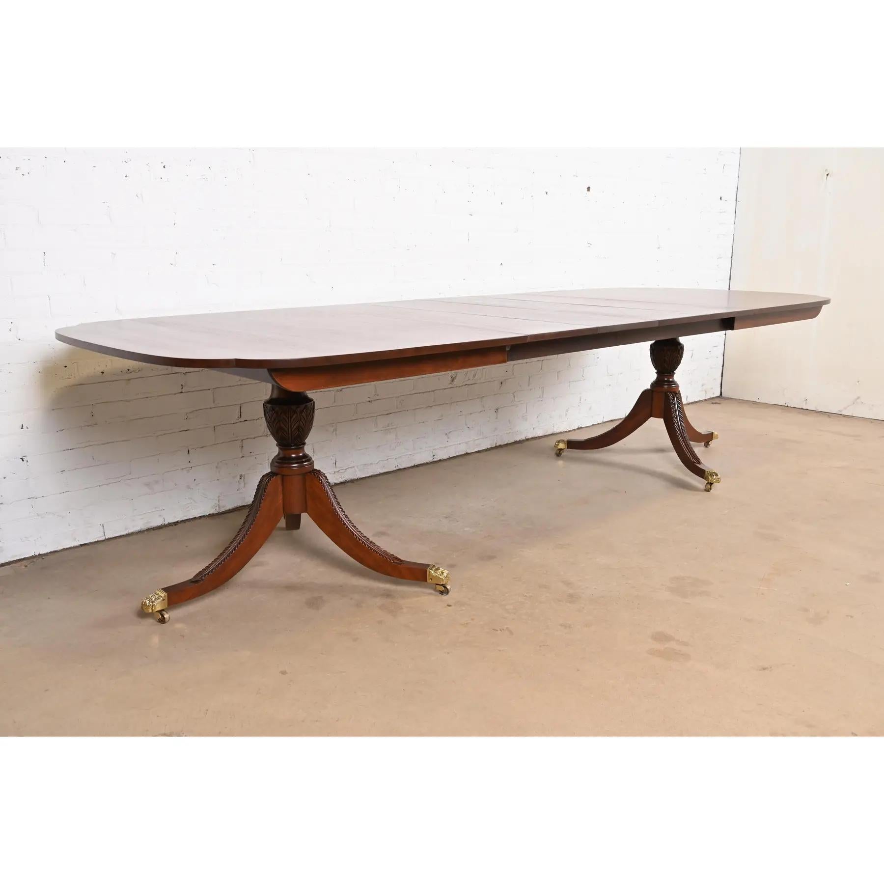 Table de salle à manger géorgienne Stickley à double piédestal, revernie Bon état - En vente à South Bend, IN