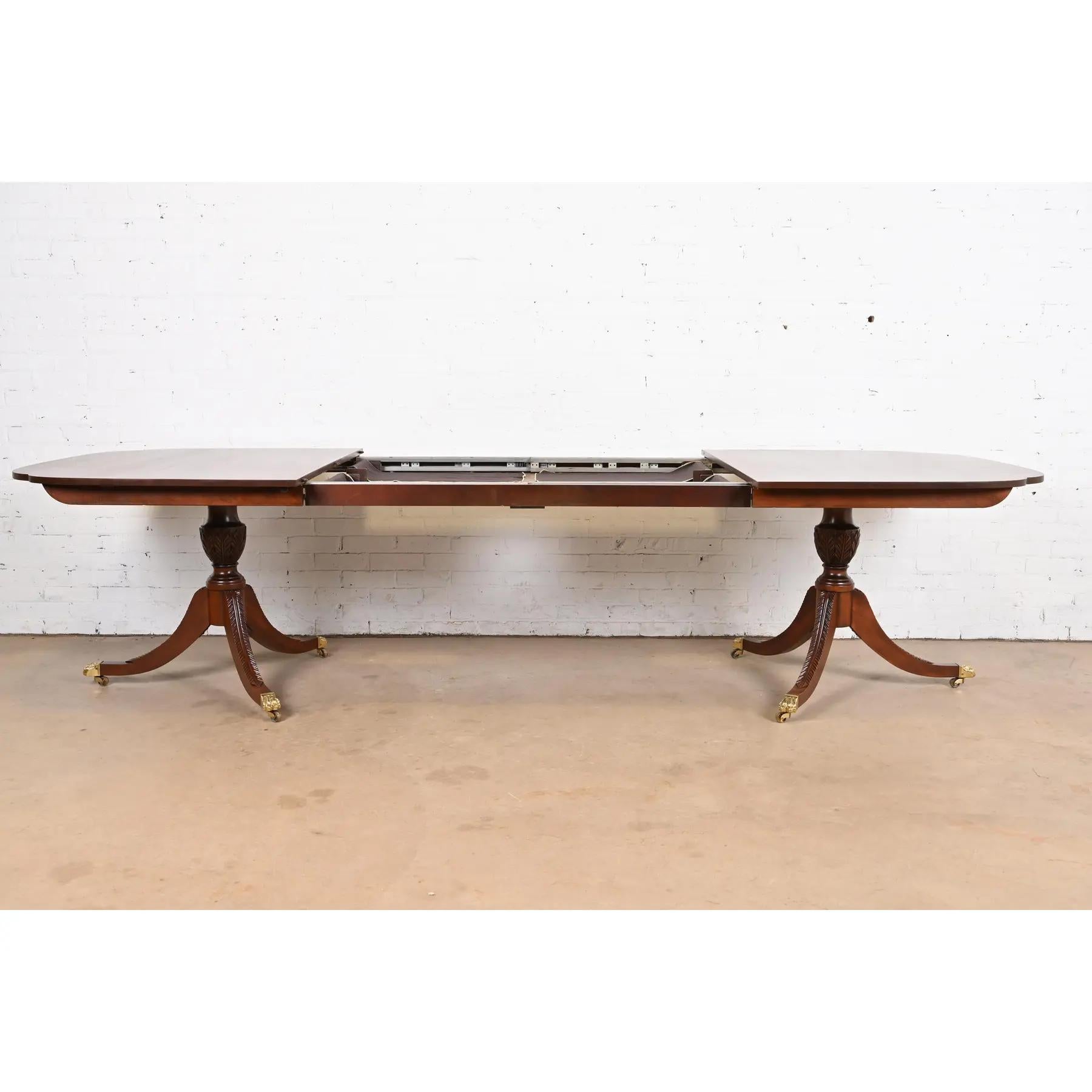 20ième siècle Table de salle à manger géorgienne Stickley à double piédestal, revernie en vente