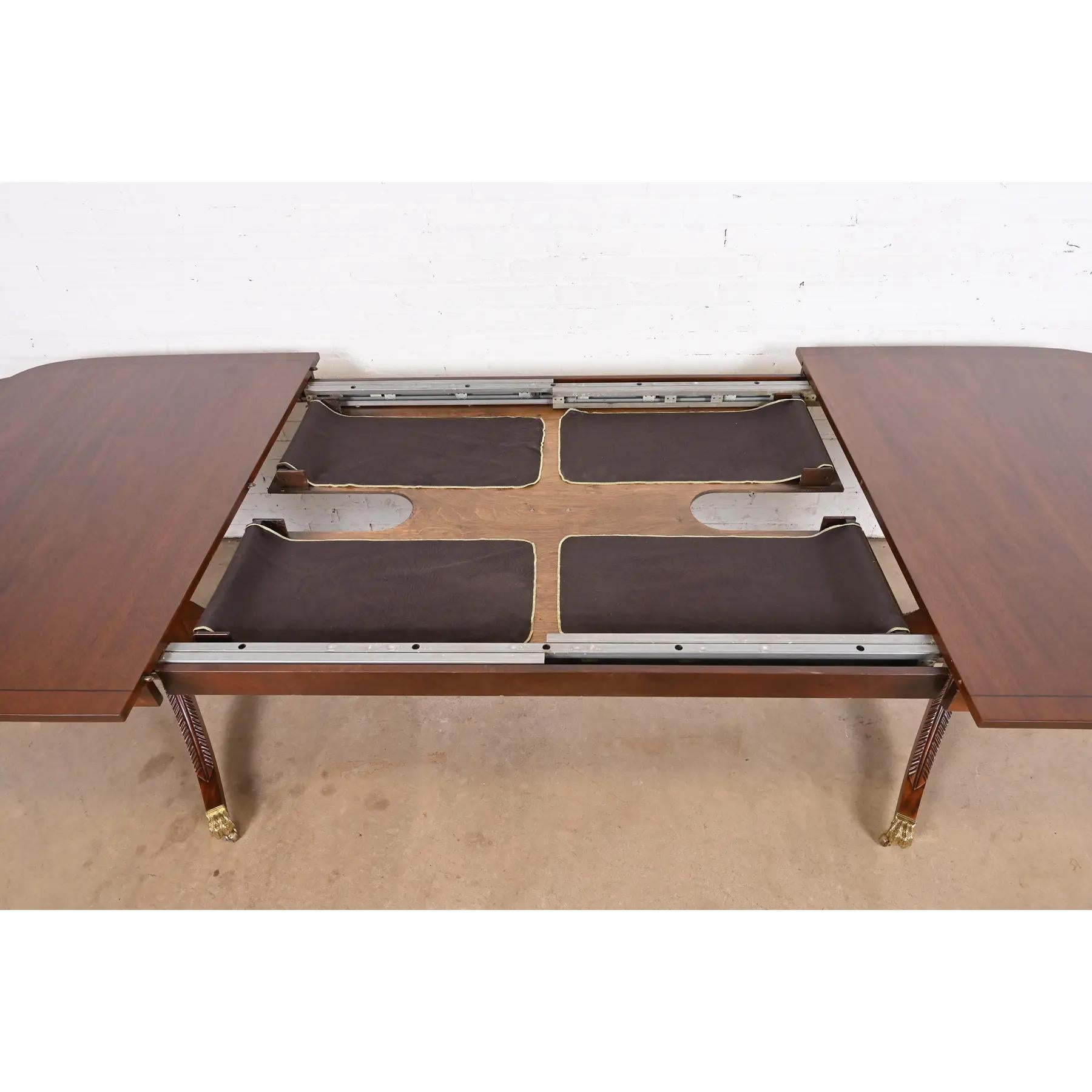 Laiton Table de salle à manger géorgienne Stickley à double piédestal, revernie en vente