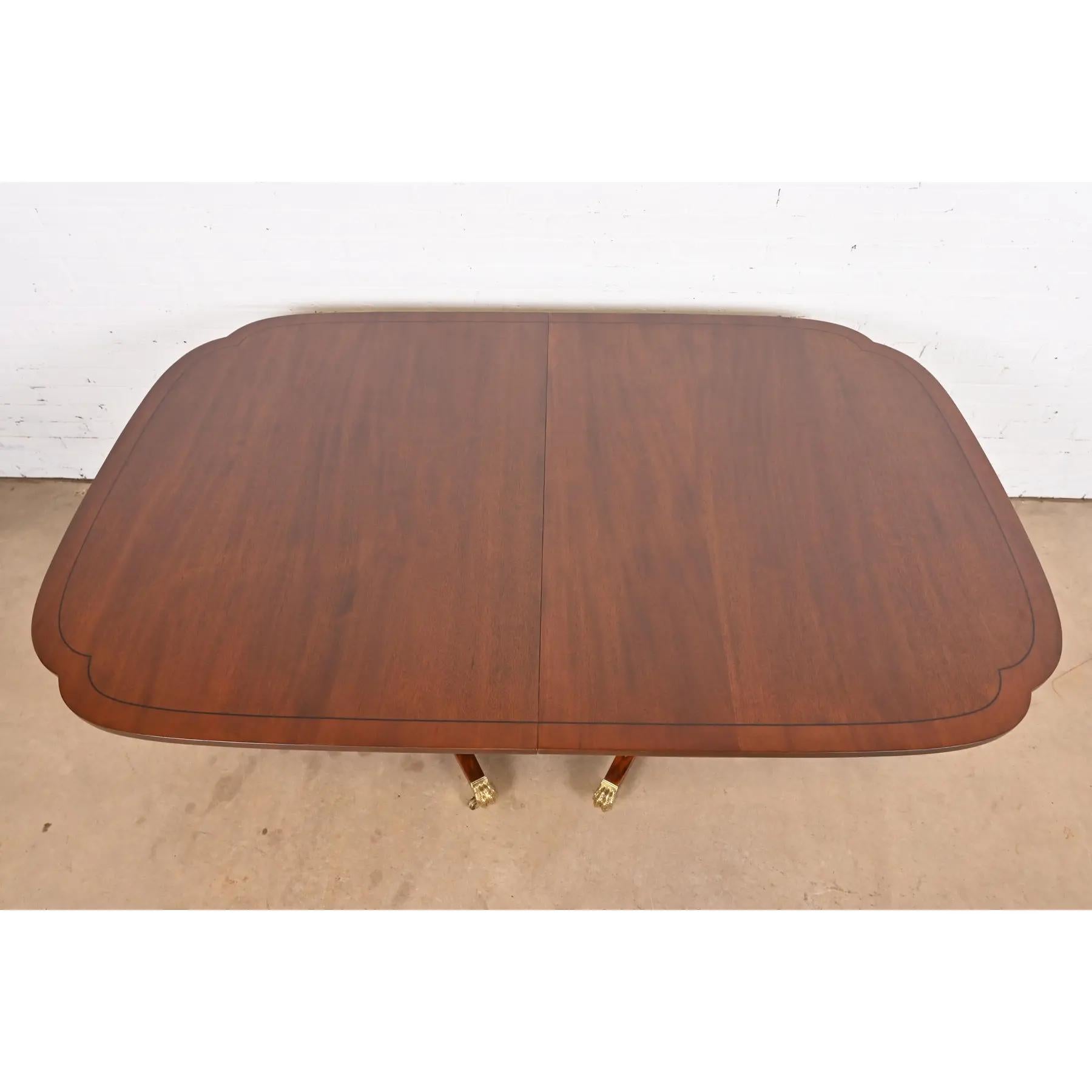Table de salle à manger géorgienne Stickley à double piédestal, revernie en vente 2
