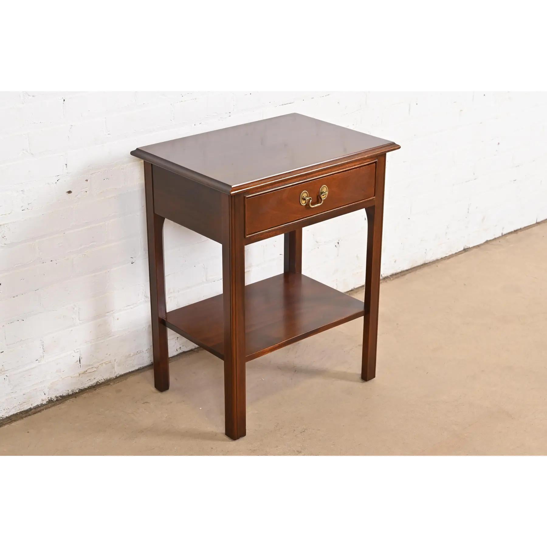 20th Century Stickley Georgian Mahogany Nightstand or Occasional Side Table For Sale