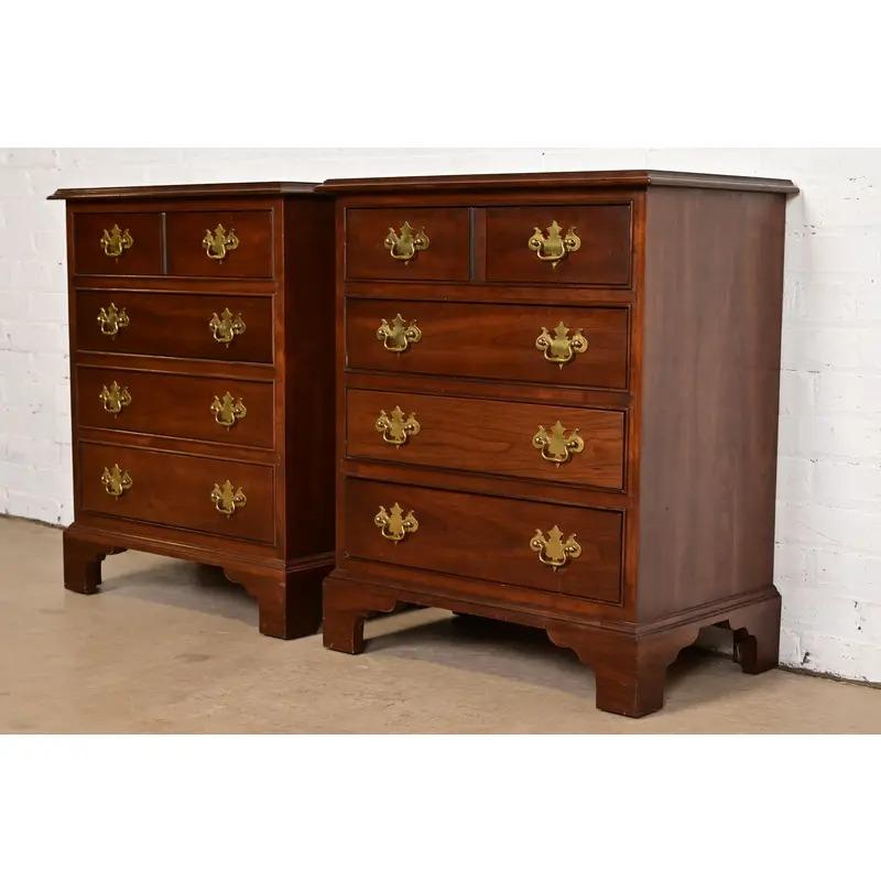 Georgien Stickley Georgian Solid Cherry Wood Bedside Chests, Pair en vente