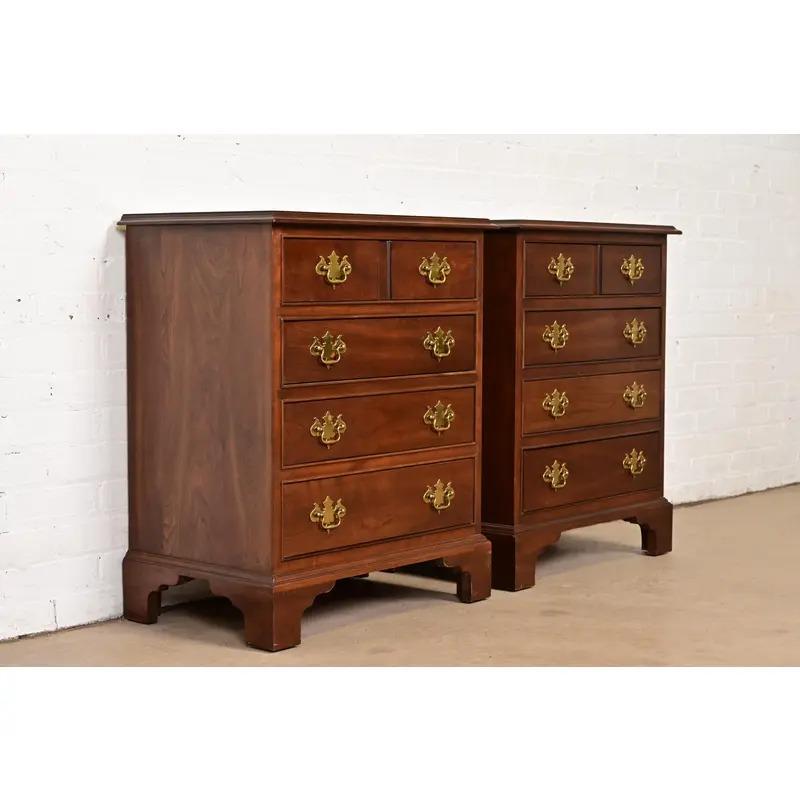 Américain Stickley Georgian Solid Cherry Wood Bedside Chests, Pair en vente