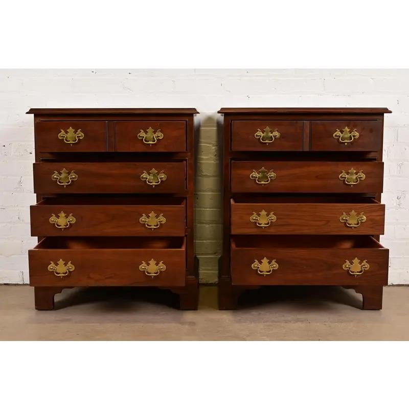 Stickley Georgian Solid Cherry Wood Bedside Chests, Pair Bon état - En vente à South Bend, IN