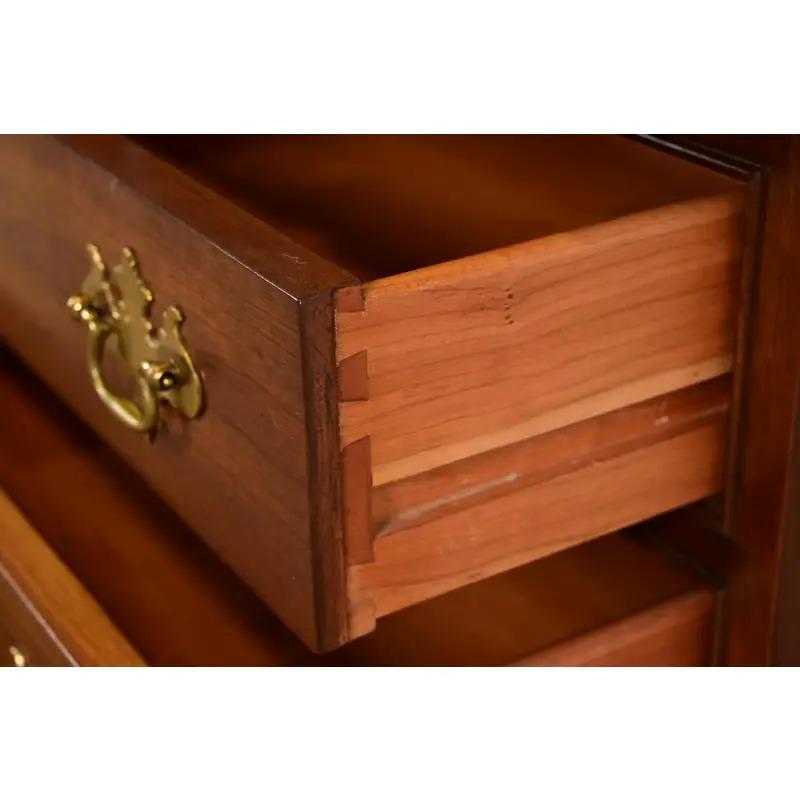 20ième siècle Stickley Georgian Solid Cherry Wood Bedside Chests, Pair en vente