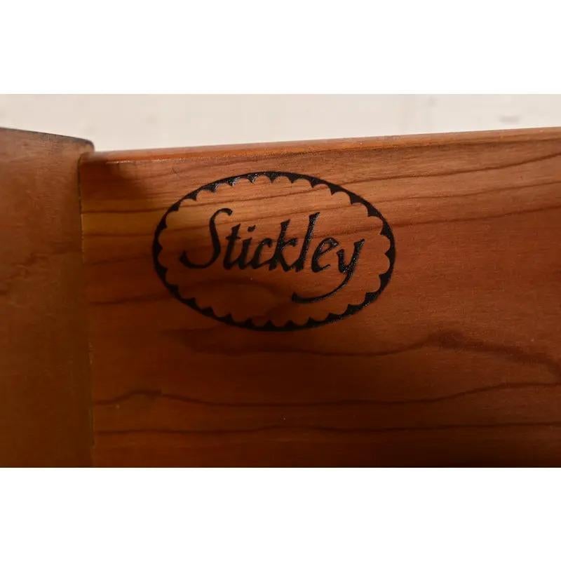 Stickley Georgian Solid Cherry Wood Bedside Chests, Pair en vente 1