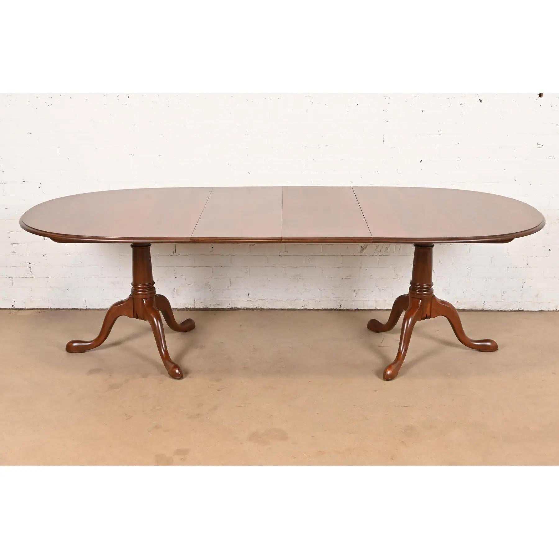 A gorgeous Georgian, Regency, or Queen Anne style solid cherry wood double pedestal extension dining table

By Stickley

USA, Late 20th Century

Measures: 68