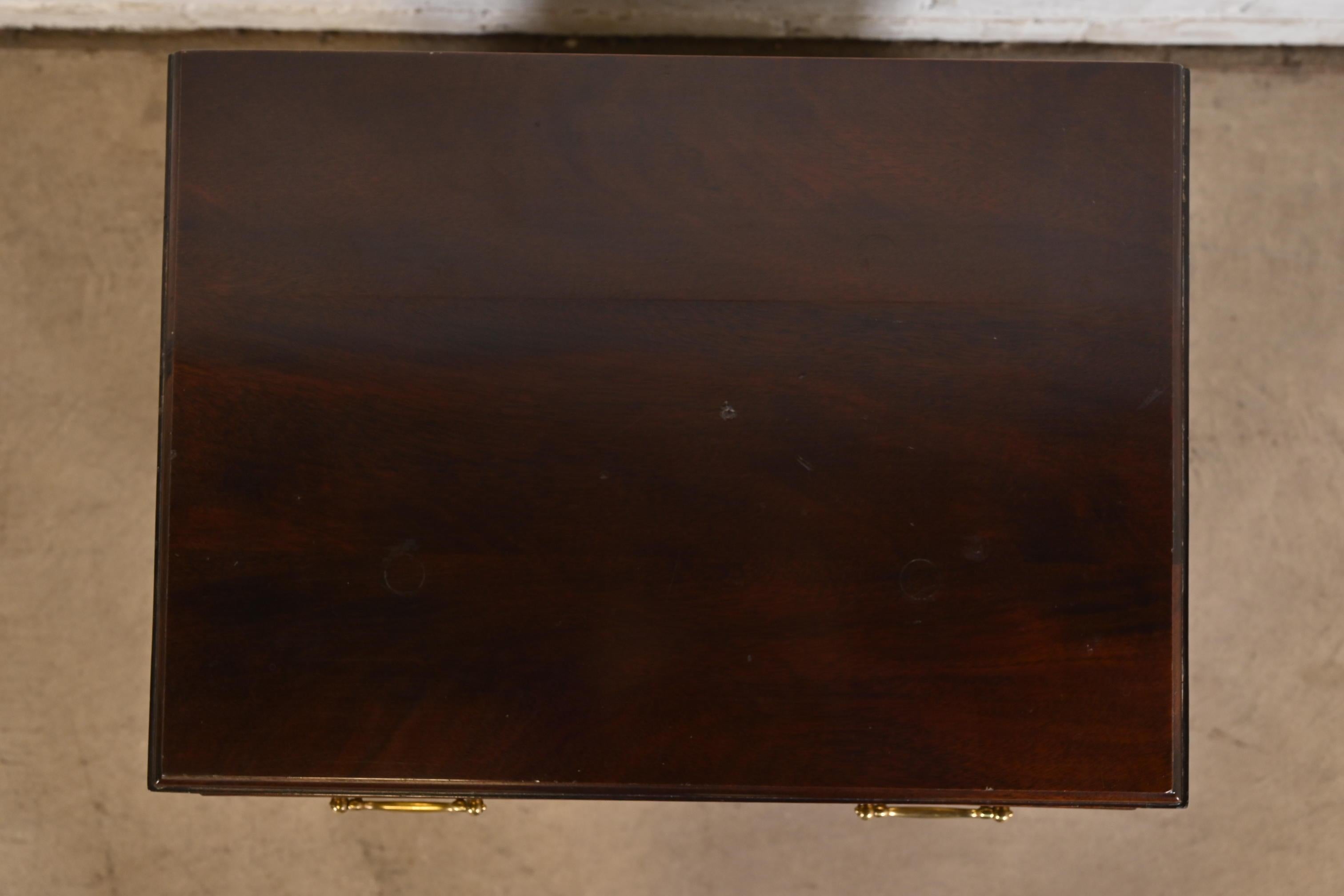Table de nuit ou commode de célibataire géorgienne Stickley en bois de cerisier massif en vente 3