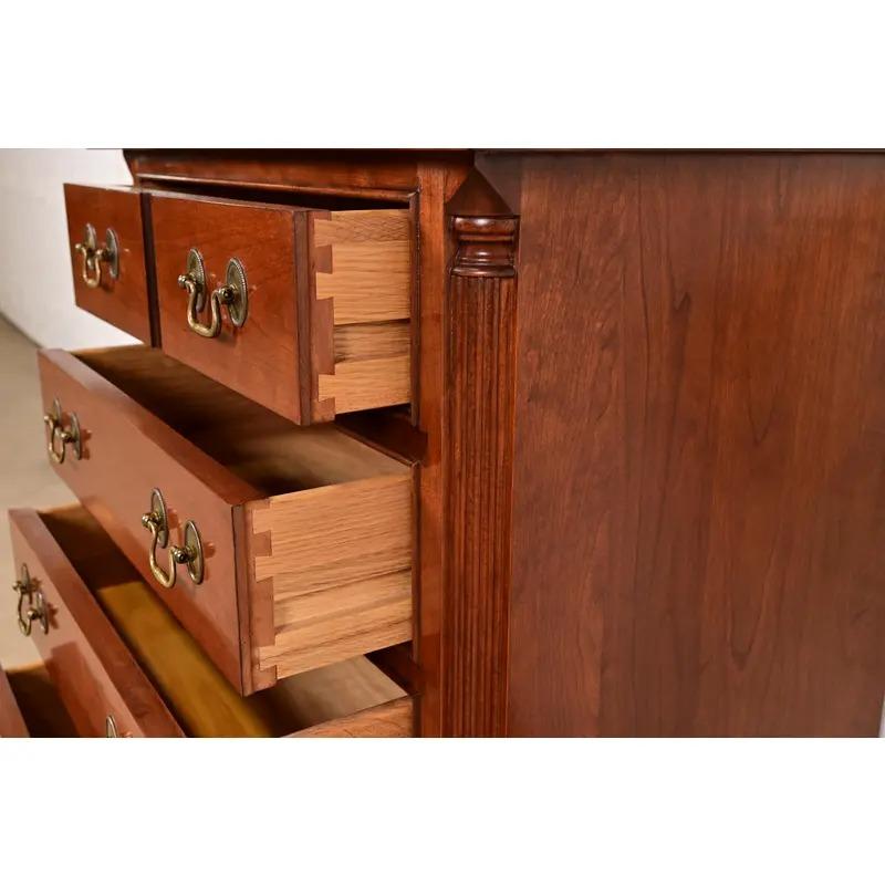 Table de nuit ou commode de célibataire géorgienne Stickley en bois de cerisier massif en vente 3