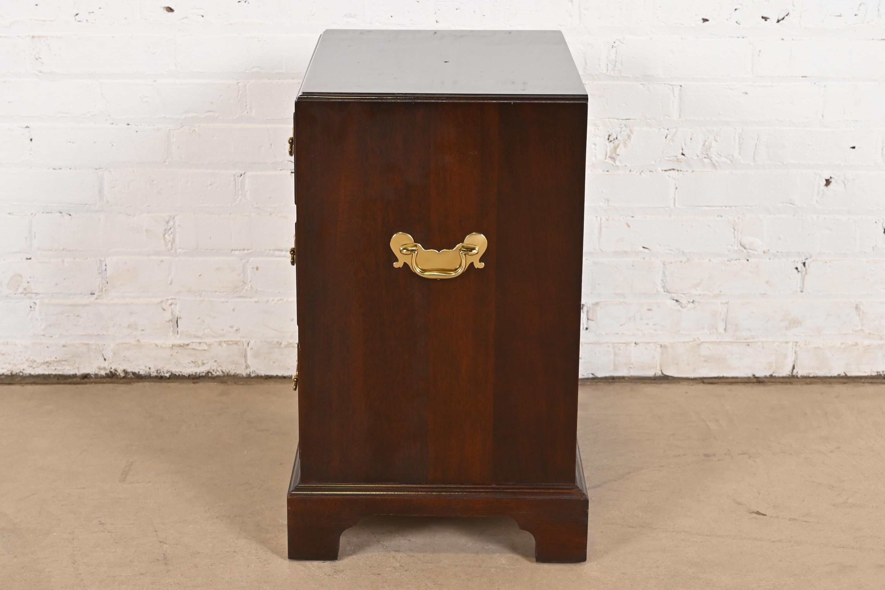 Table de nuit ou commode de célibataire géorgienne Stickley en bois de cerisier massif en vente 4