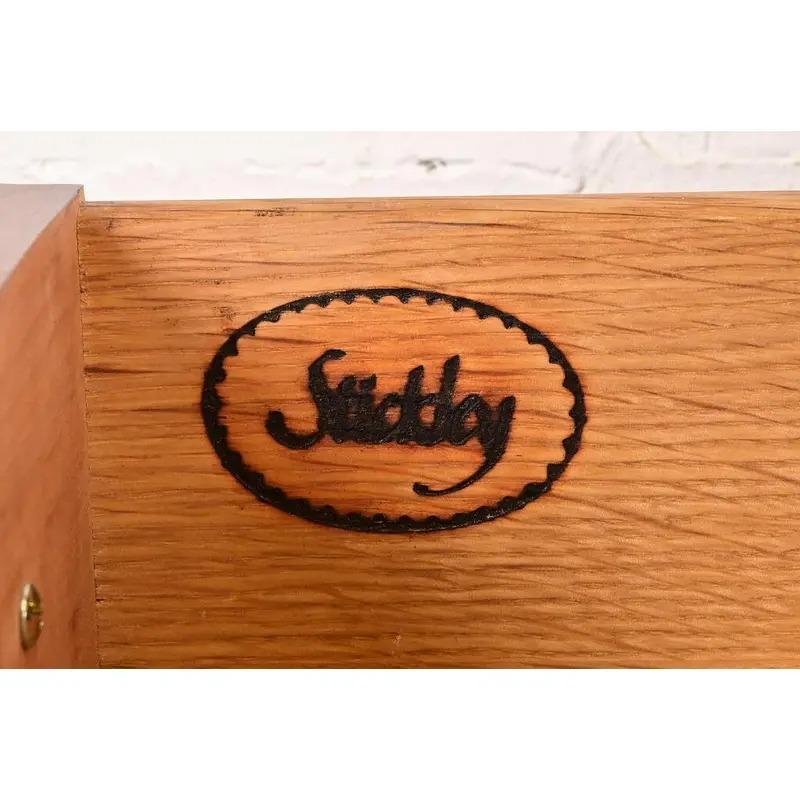 Table de nuit ou commode de célibataire géorgienne Stickley en bois de cerisier massif en vente 4