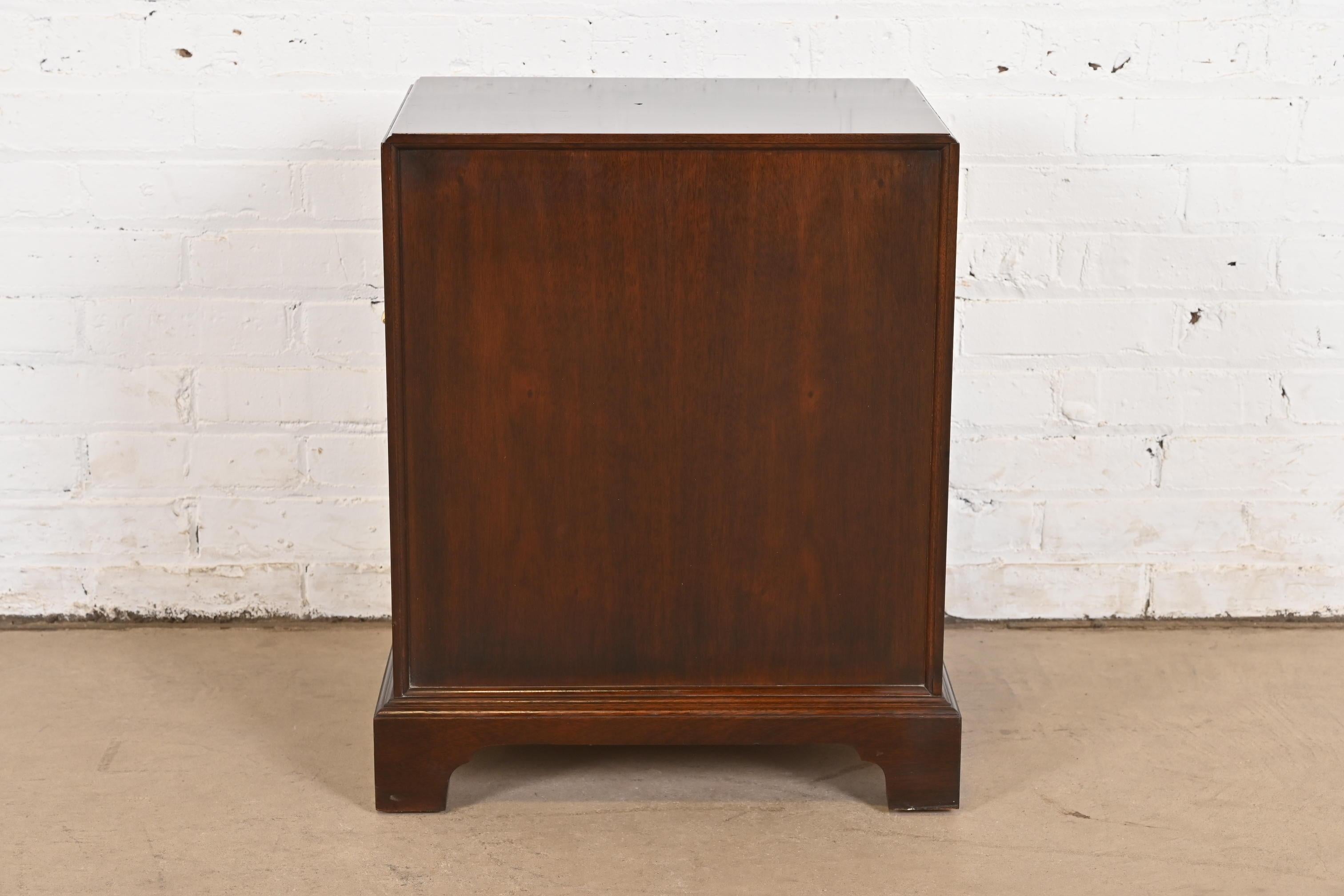 Table de nuit ou commode de célibataire géorgienne Stickley en bois de cerisier massif en vente 5