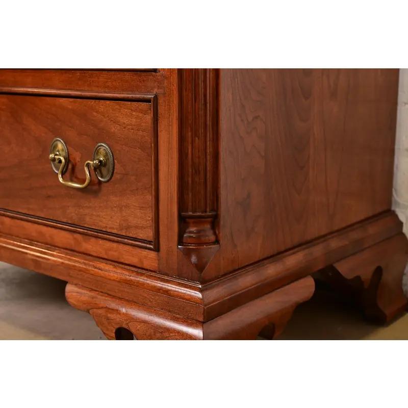 Table de nuit ou commode de célibataire géorgienne Stickley en bois de cerisier massif en vente 6