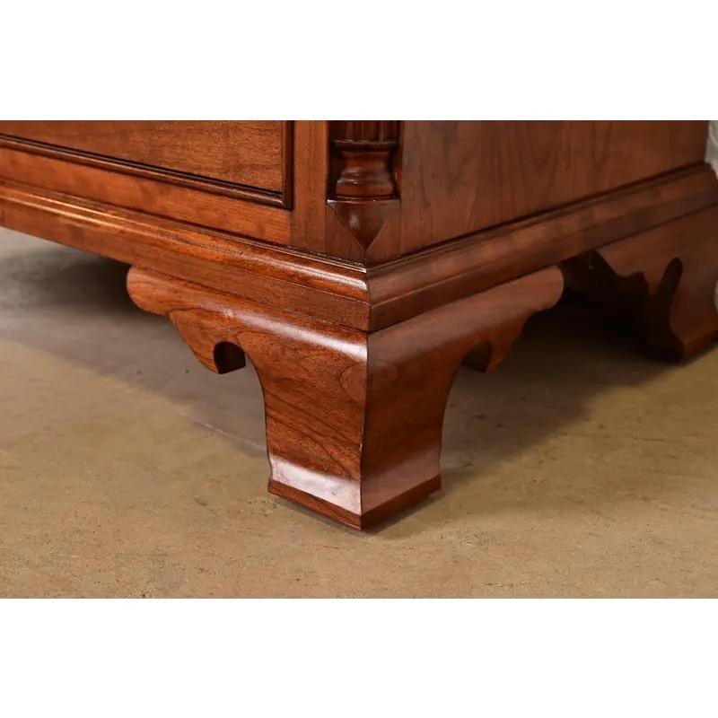 Table de nuit ou commode de célibataire géorgienne Stickley en bois de cerisier massif en vente 7