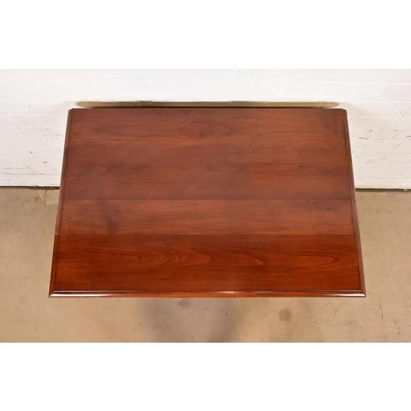 Table de nuit ou commode de célibataire géorgienne Stickley en bois de cerisier massif en vente 8
