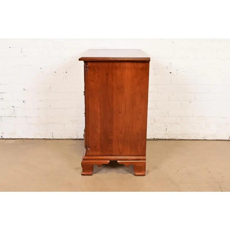 Table de nuit ou commode de célibataire géorgienne Stickley en bois de cerisier massif en vente 9