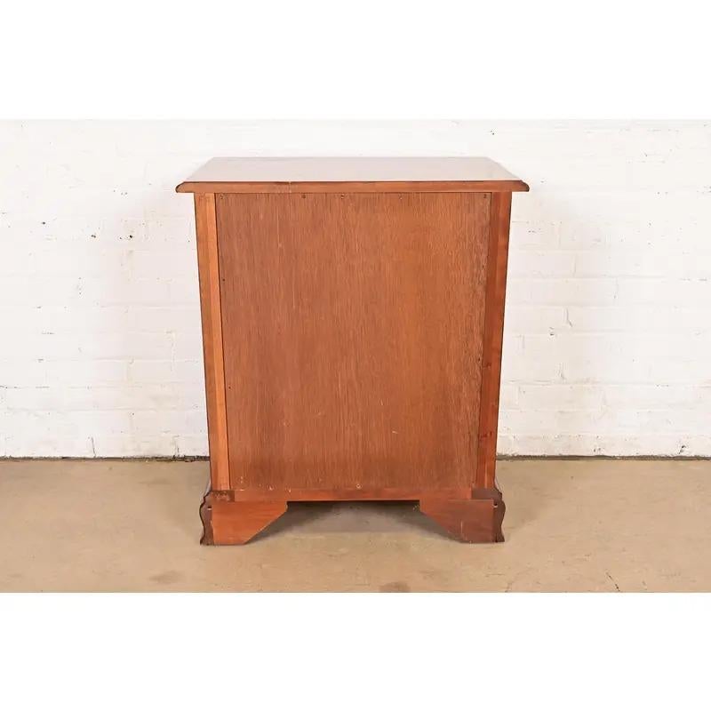 Table de nuit ou commode de célibataire géorgienne Stickley en bois de cerisier massif en vente 10