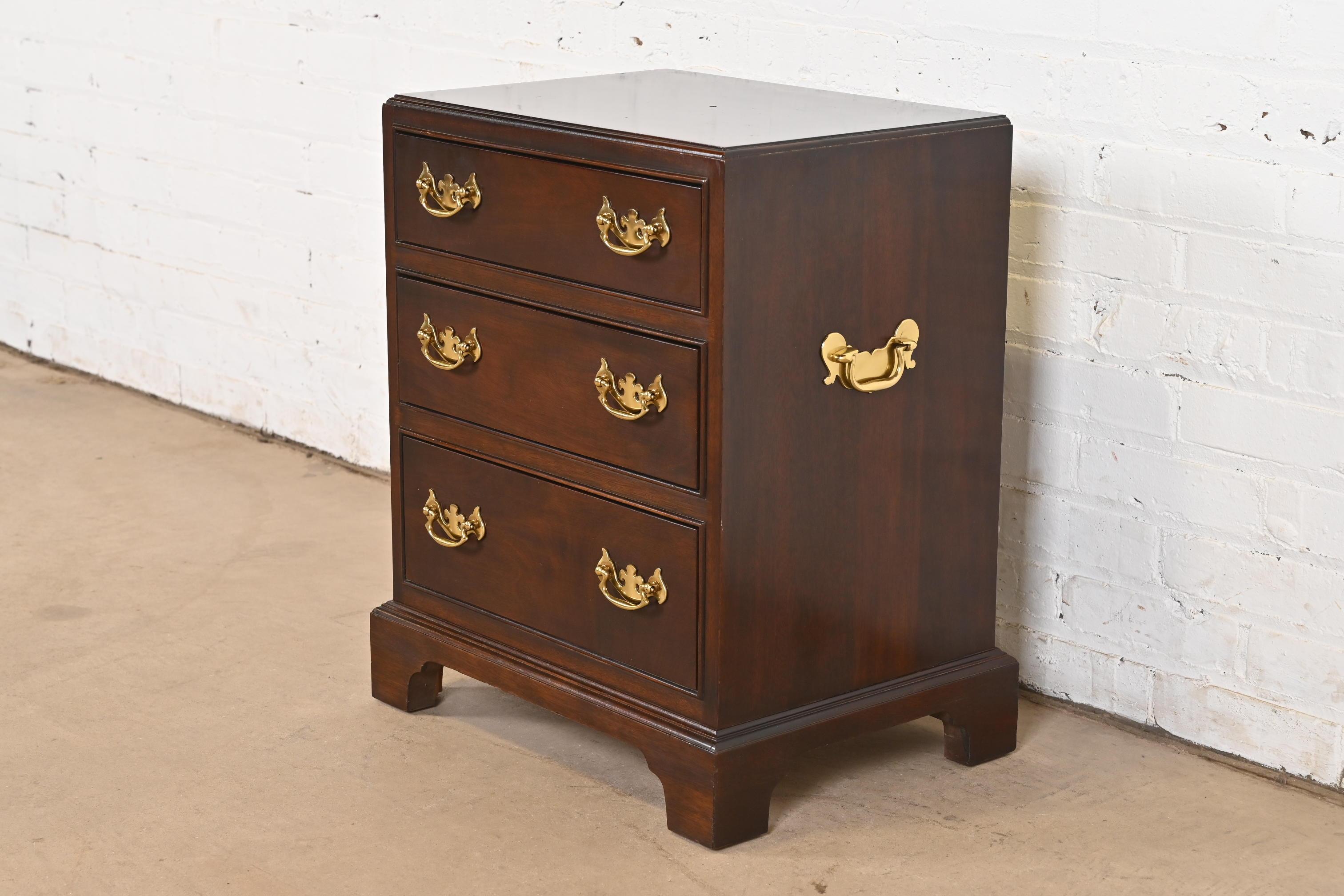 Magnifique commode de chevet ou de célibataire à trois tiroirs de style géorgien ou Chippendale.

Par L. & J.G. Stickley

USA, Circa 1980

Magnifique bois de cerisier massif sculpté, avec quincaillerie en laiton d'origine.

Dimensions : 19,13 