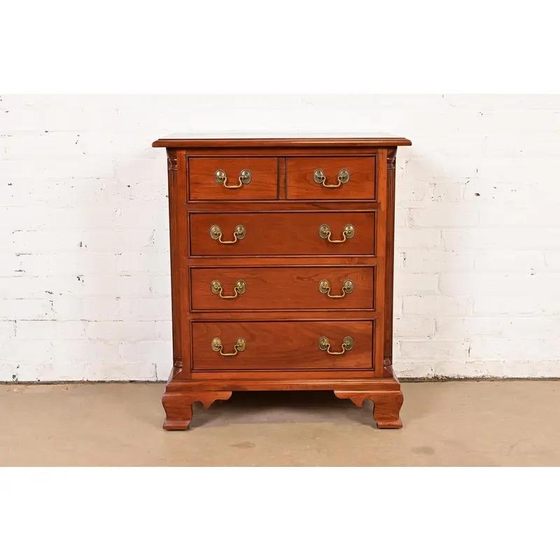 Magnifique commode de chevet ou de célibataire à quatre tiroirs de style géorgien ou Chippendale.

Par Stickley

États-Unis, fin du 20e siècle

Magnifique bois de cerisier massif sculpté, avec quincaillerie en laiton d'origine.

Dimensions : 25,25