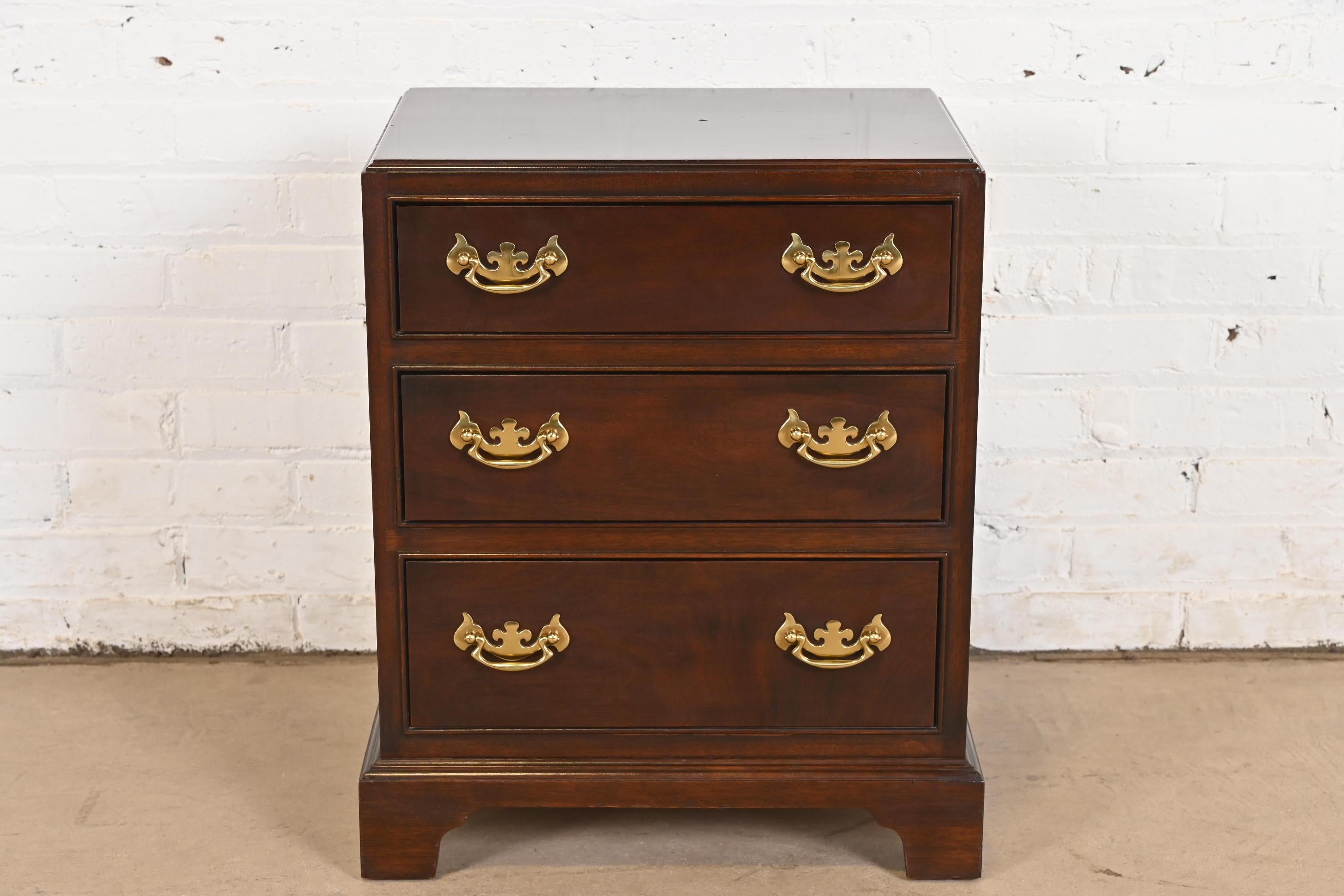 Georgien Table de nuit ou commode de célibataire géorgienne Stickley en bois de cerisier massif en vente