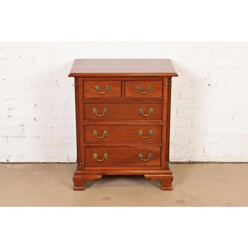 Georgien Table de nuit ou commode de célibataire géorgienne Stickley en bois de cerisier massif en vente