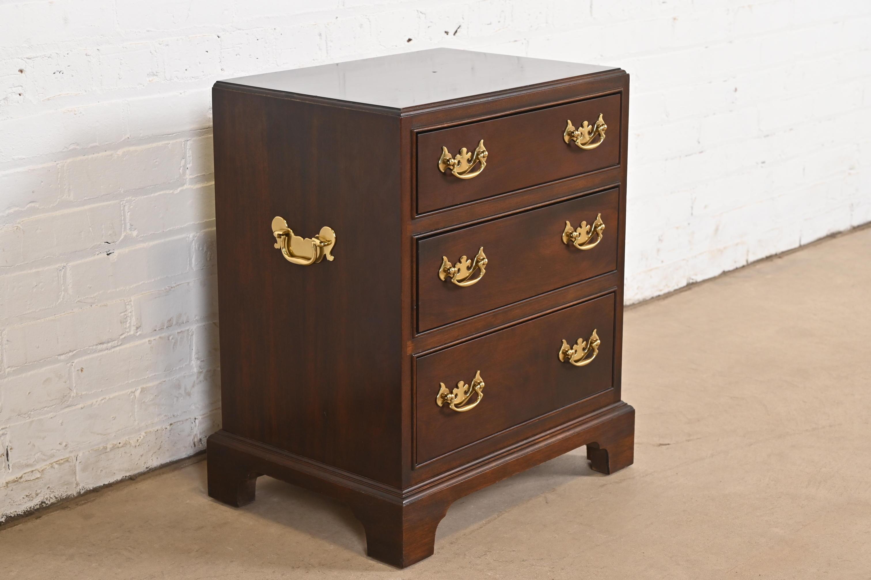 Américain Table de nuit ou commode de célibataire géorgienne Stickley en bois de cerisier massif en vente
