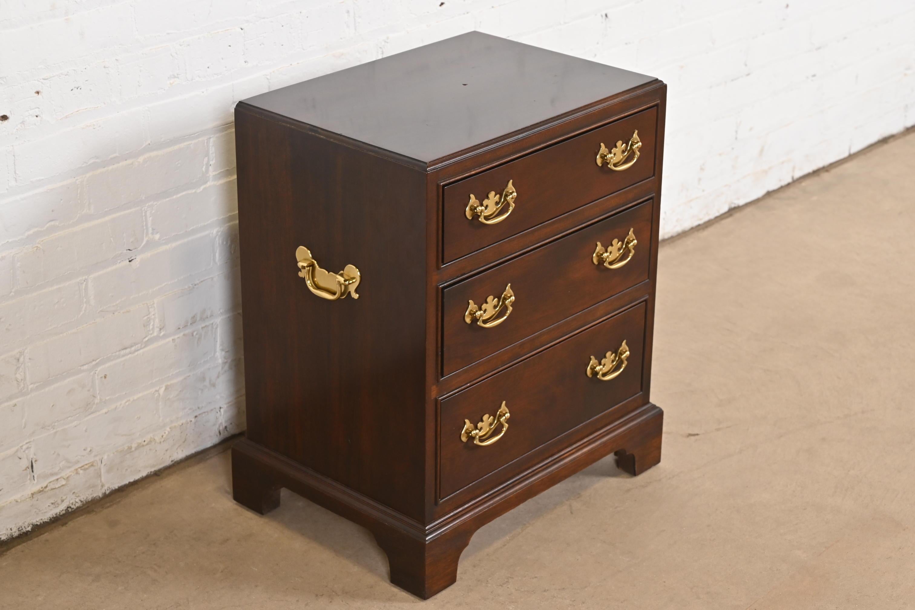 Table de nuit ou commode de célibataire géorgienne Stickley en bois de cerisier massif Bon état - En vente à South Bend, IN