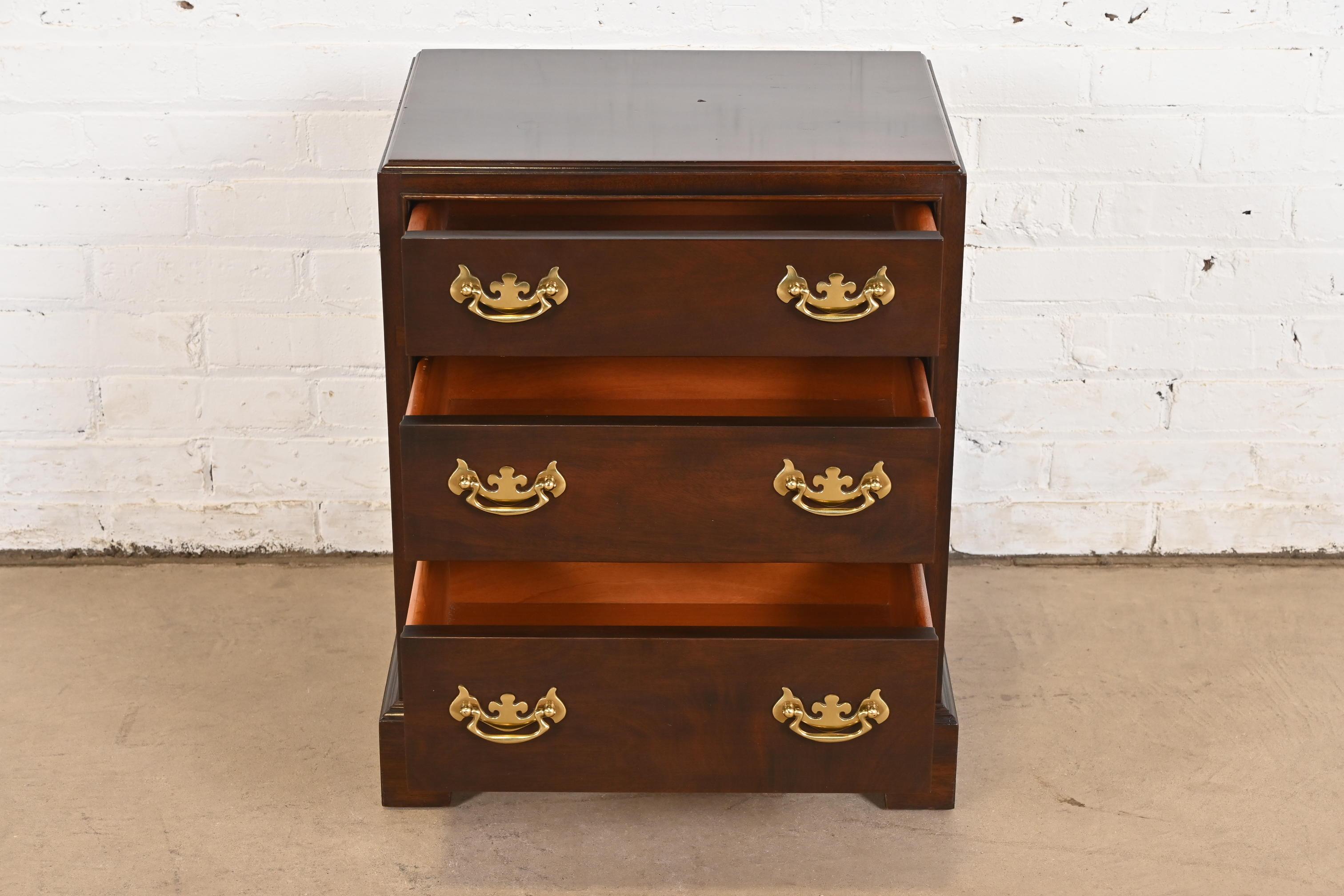 Fin du 20e siècle Table de nuit ou commode de célibataire géorgienne Stickley en bois de cerisier massif en vente