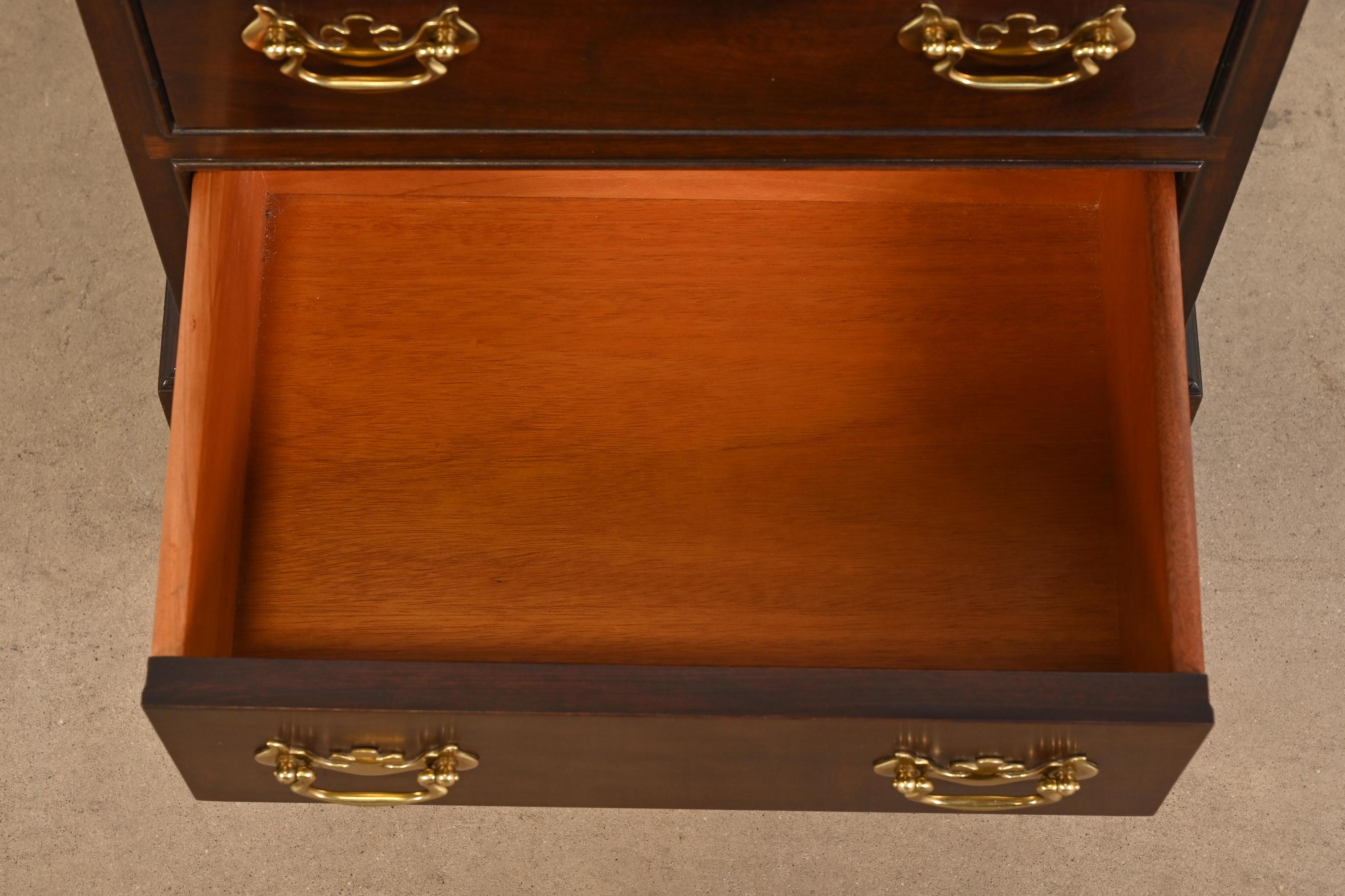 Laiton Table de nuit ou commode de célibataire géorgienne Stickley en bois de cerisier massif en vente