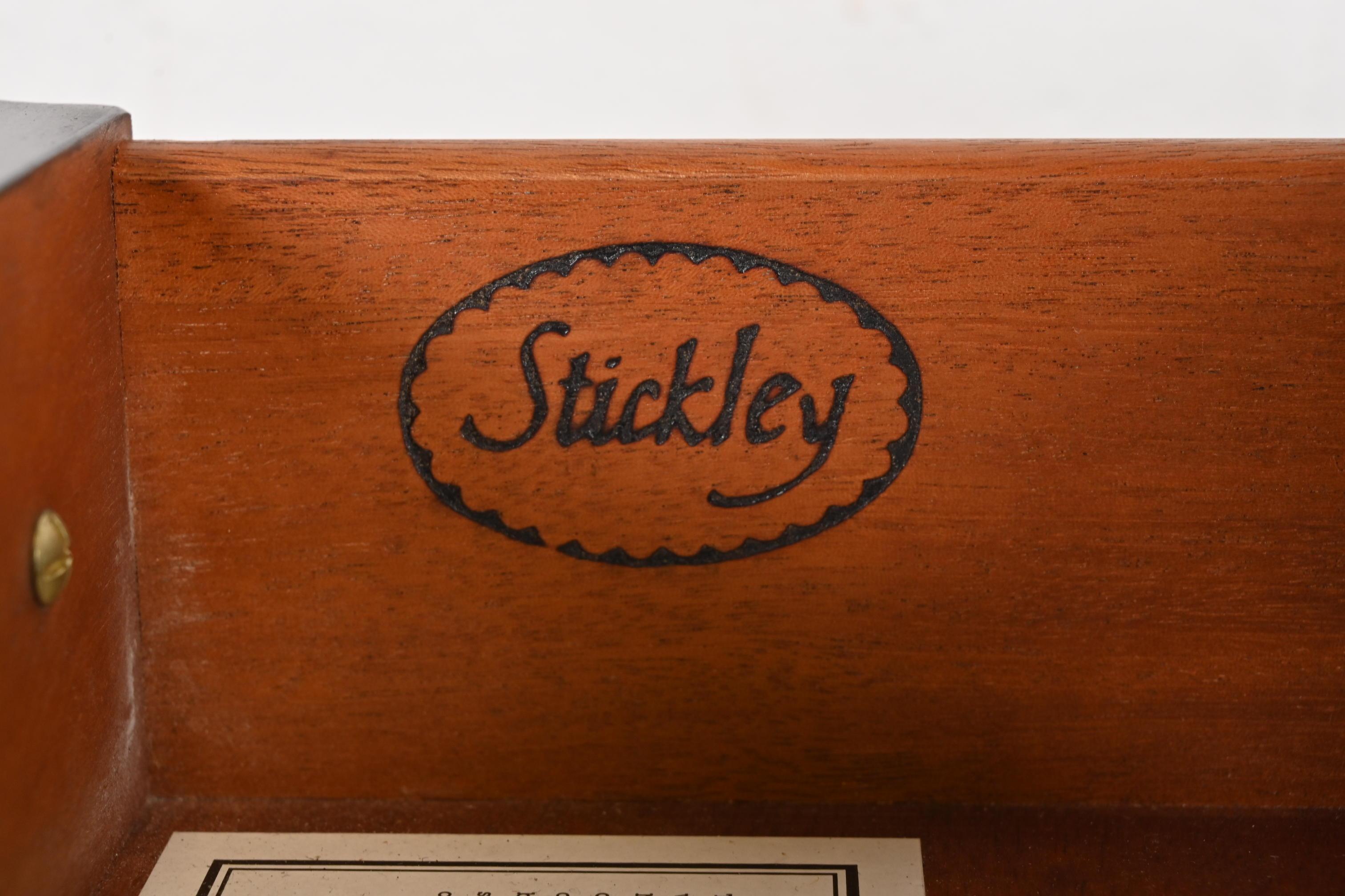 Table de nuit ou commode de célibataire géorgienne Stickley en bois de cerisier massif en vente 1
