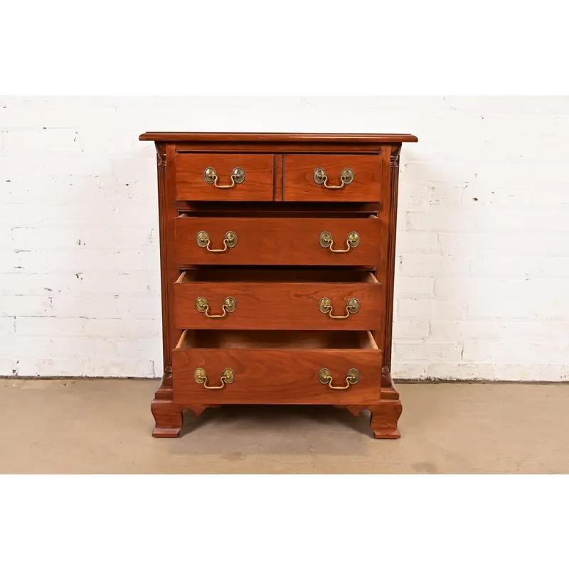 Table de nuit ou commode de célibataire géorgienne Stickley en bois de cerisier massif en vente 1